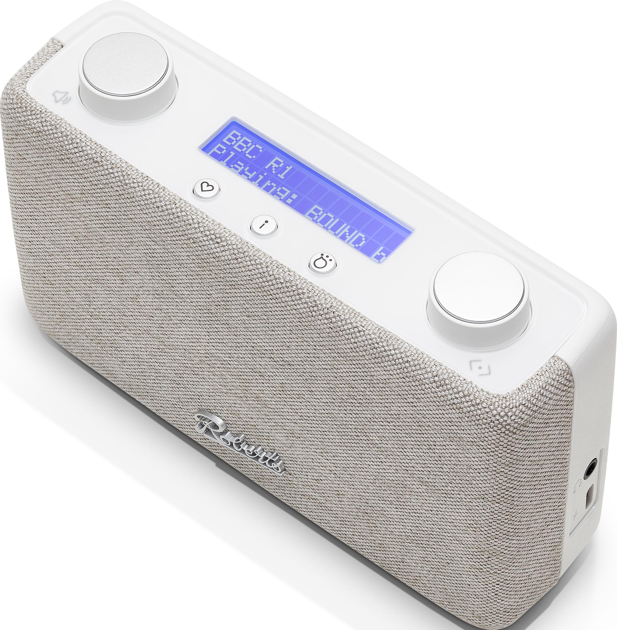 Ein weißes Digitalradio mit Stoffbezug, Display zeigt BBC R1.
