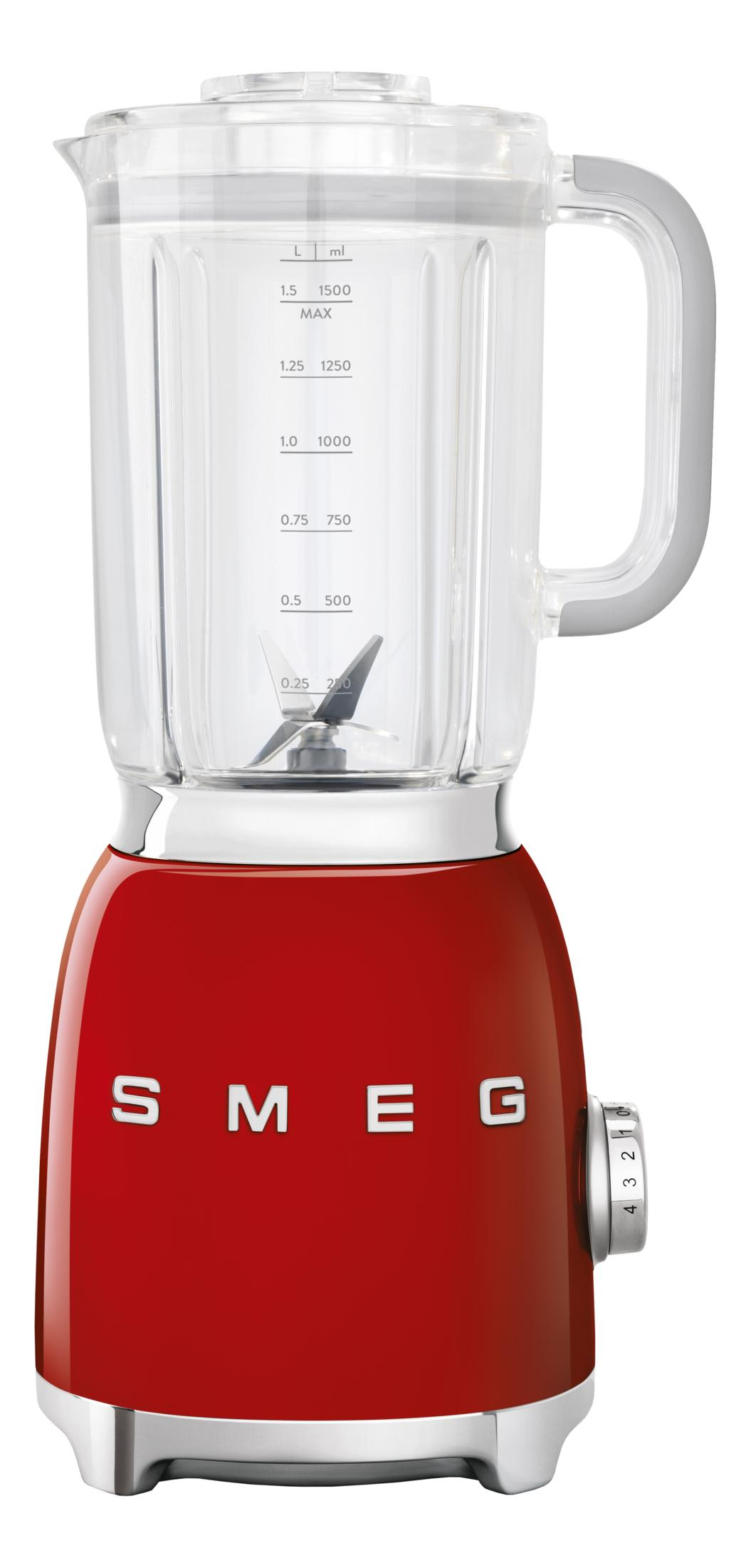 Czerwony blender Smeg ze szklanym dzbankiem i srebrną rączką.