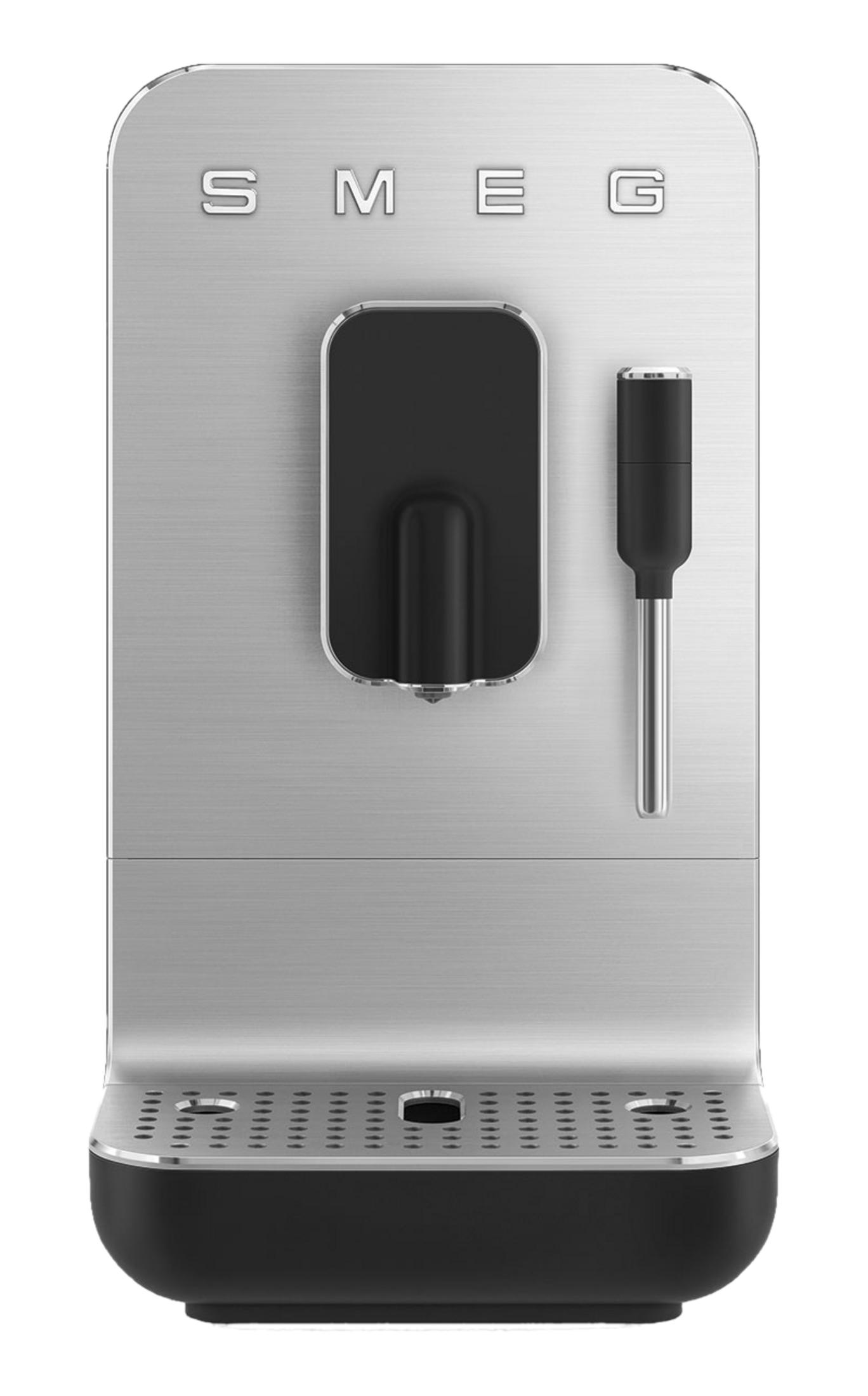Srebrna ekspres do kawy SMEG z czarnym detalem i tacką.