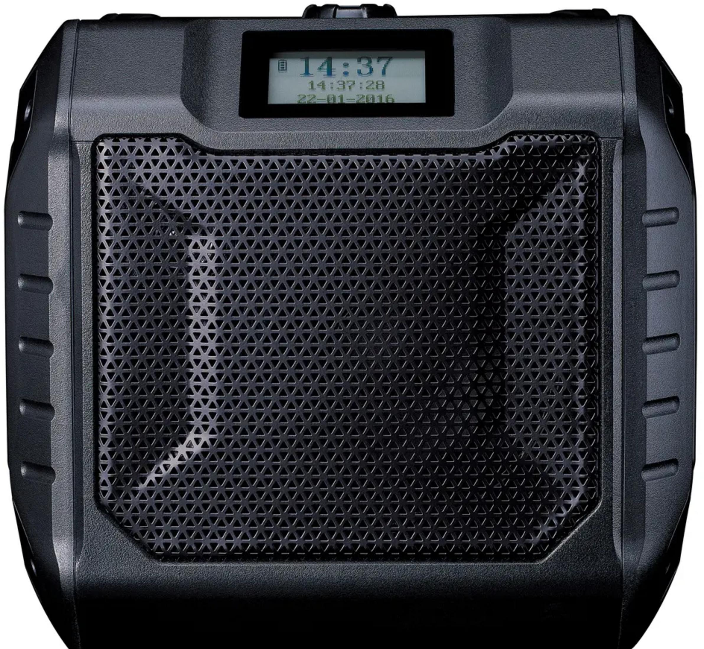 Czarny głośnik z frontem kratowym i cyfrowym wyświetlaczem.