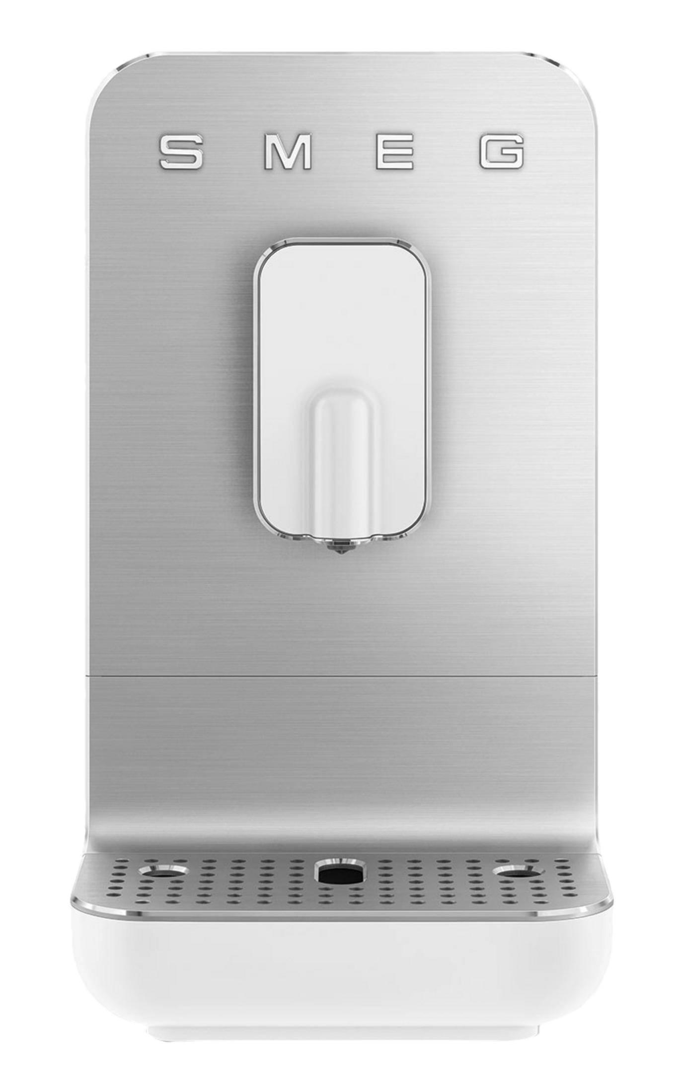 Srebrny czajnik SMEG z białym uchwytem i tacką ociekową.