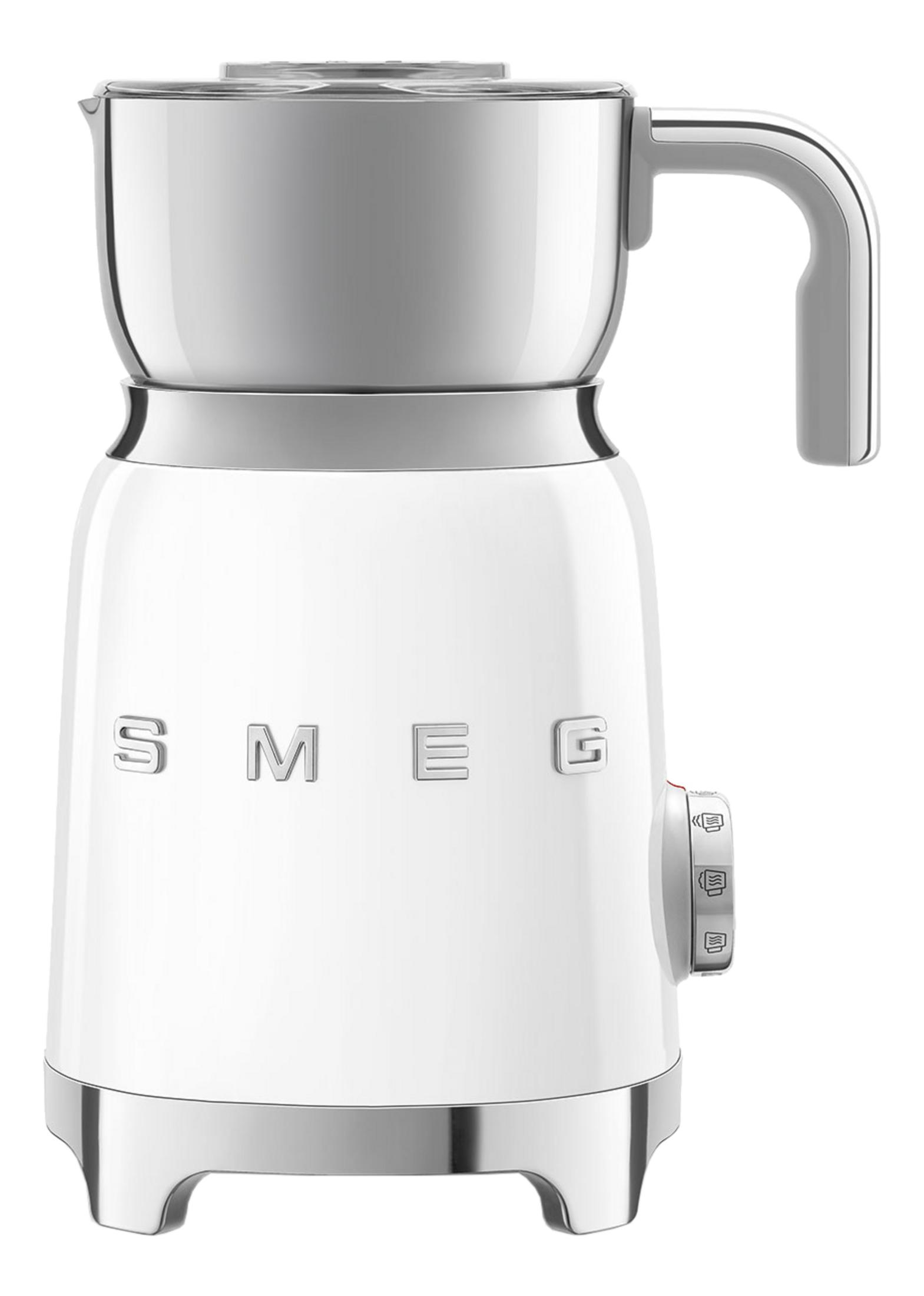 Biały spieniacz do mleka SMEG ze srebrnymi akcentami i uchwytem.