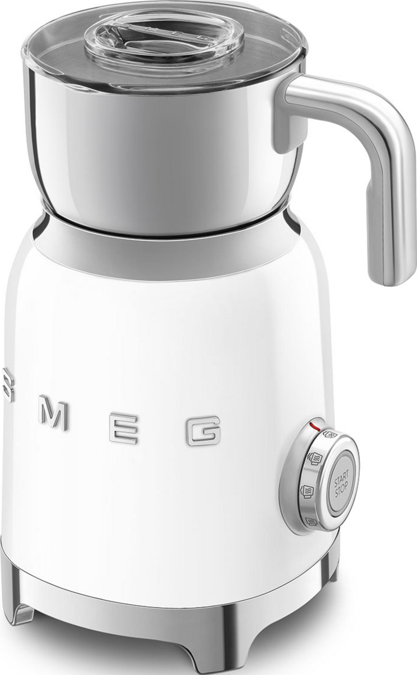 Biały spieniacz do mleka Smeg z srebrnymi akcentami i przezroczystą pokrywką.