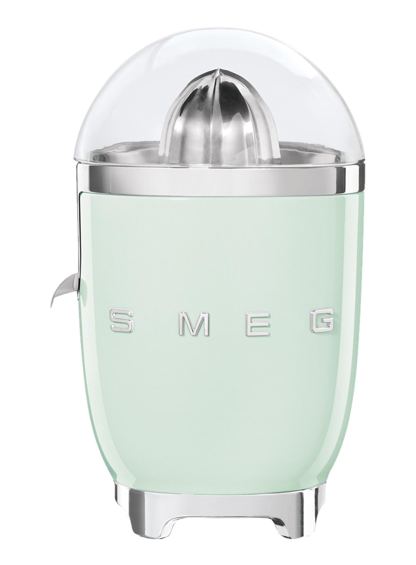 Jasnozielona wyciskarka Smeg z chromowanymi detalami i przezroczystą pokrywą.