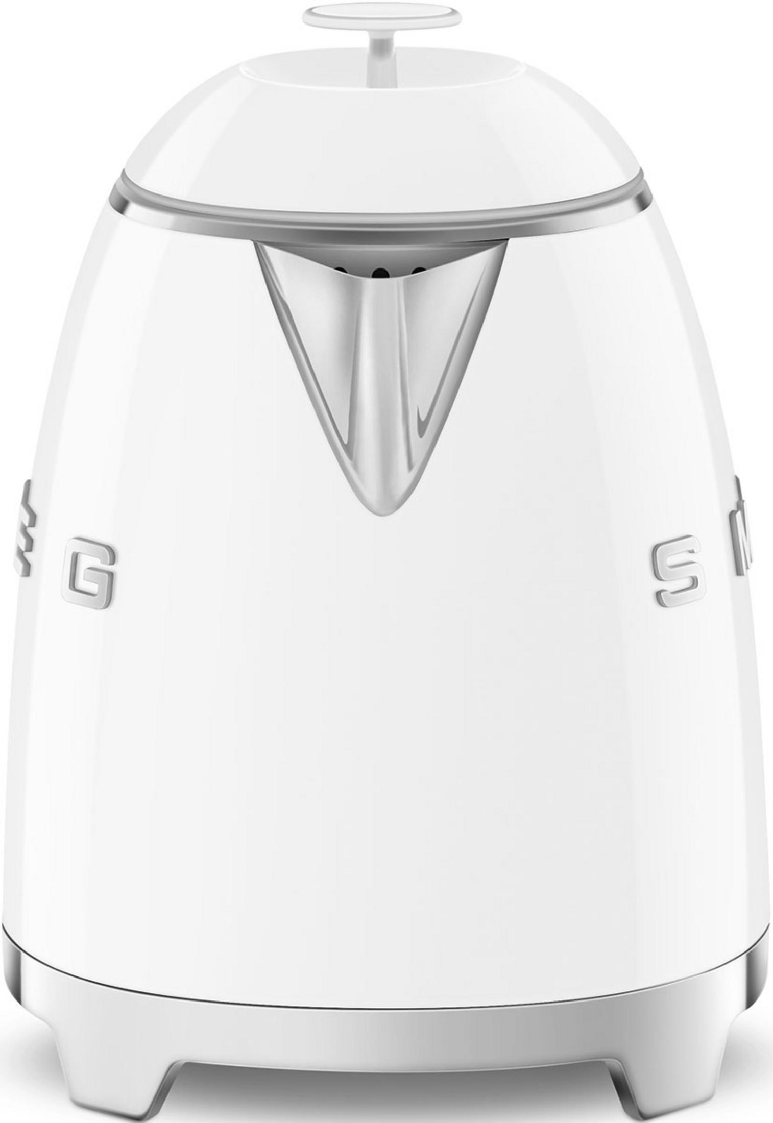 Biały czajnik z srebrnymi akcentami i logo.