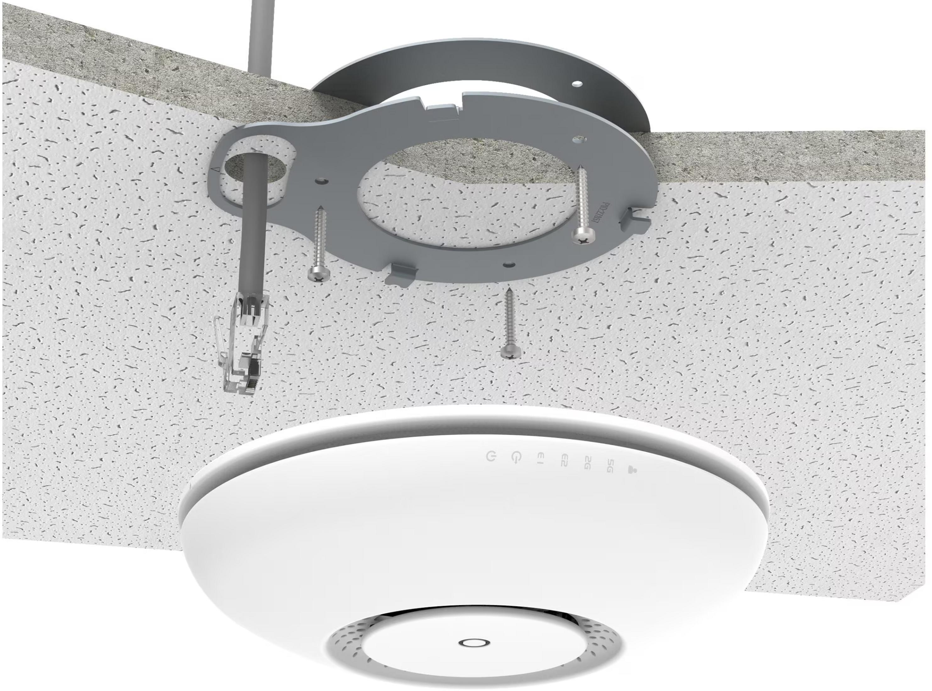 Białe urządzenie jest mocowane do sufitu. Metalowy uchwyt ze śrubami.