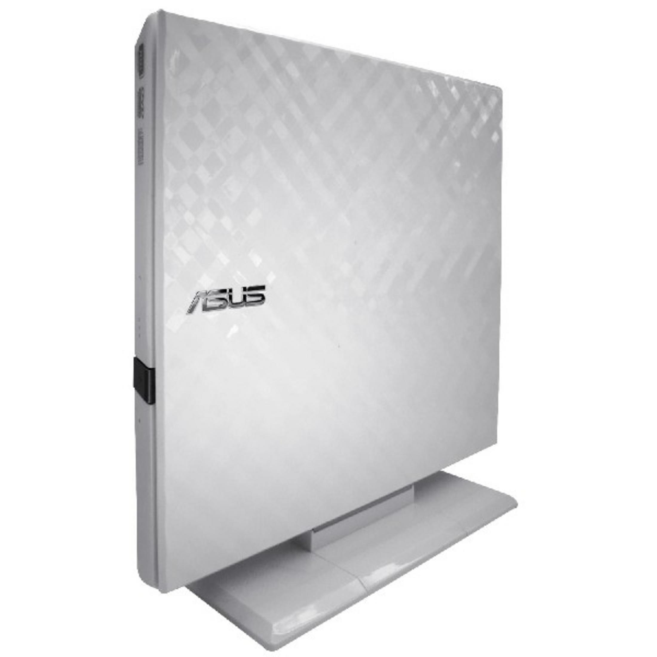 Biały laptop Asus stoi na podstawce.