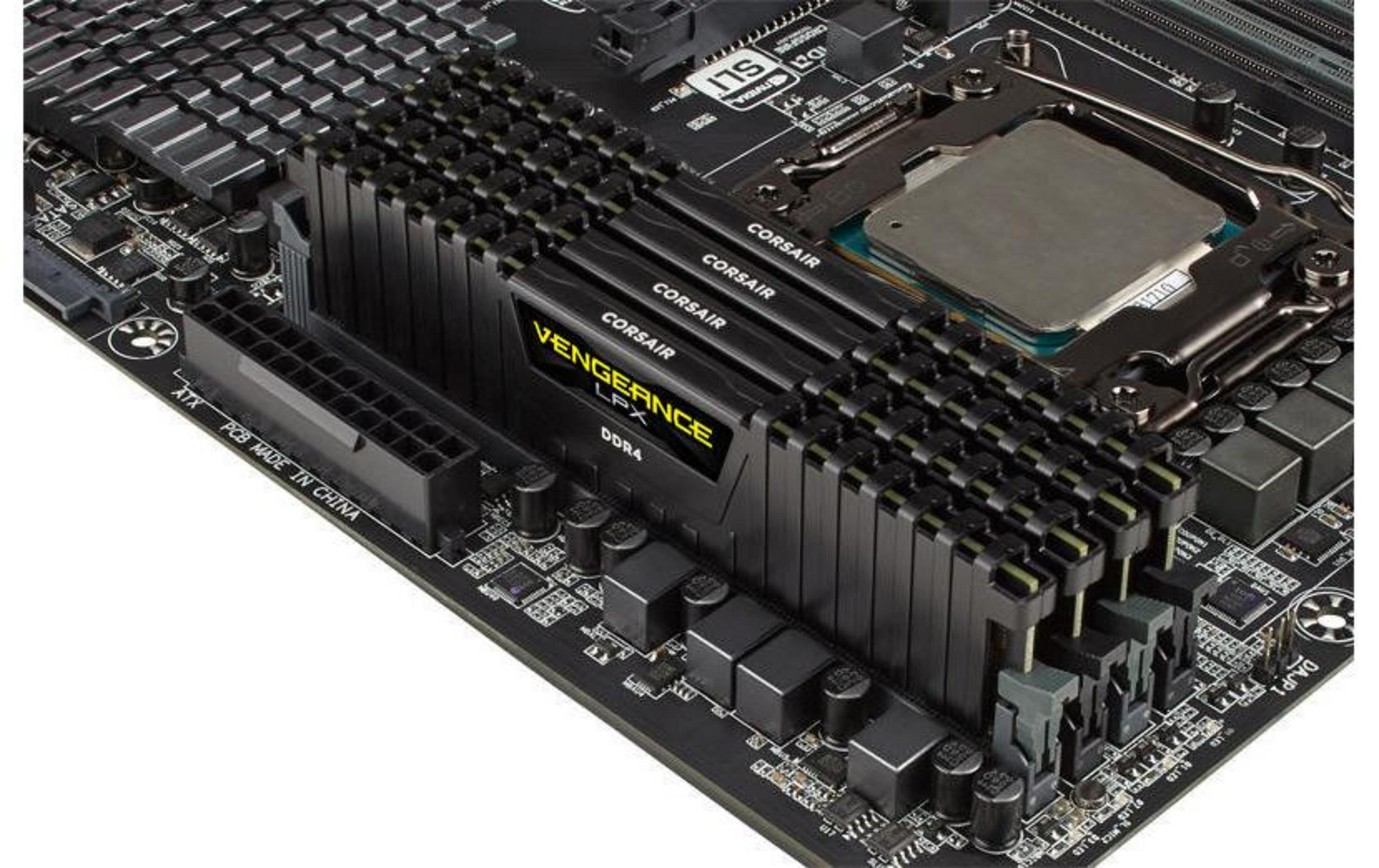 Nahaufnahme einer Computer-Hauptplatine mit RAM-Riegeln und CPU-Sockel.