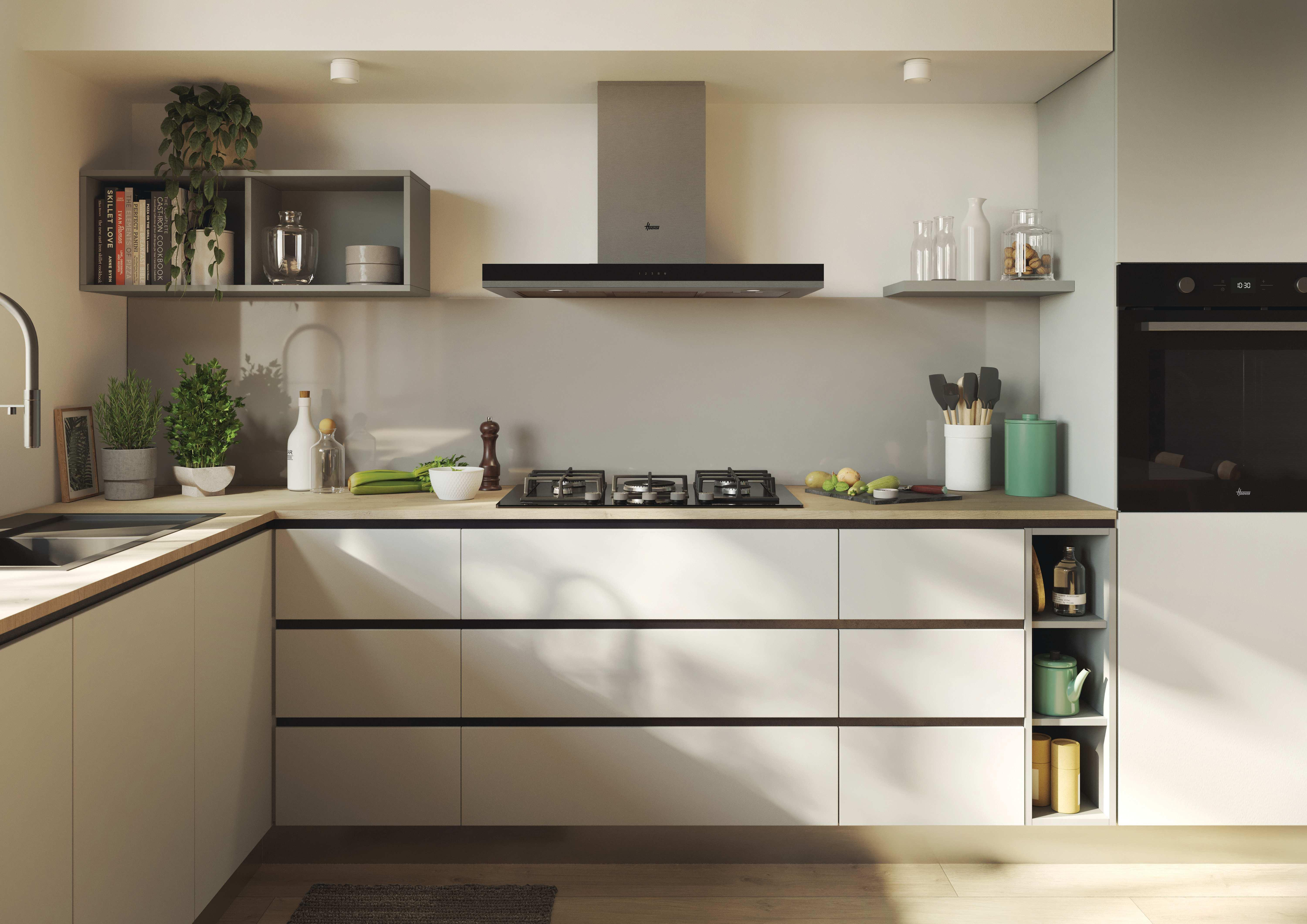 Cucina moderna con piano cottura a gas, cappa, forno e prodotti sul bancone.