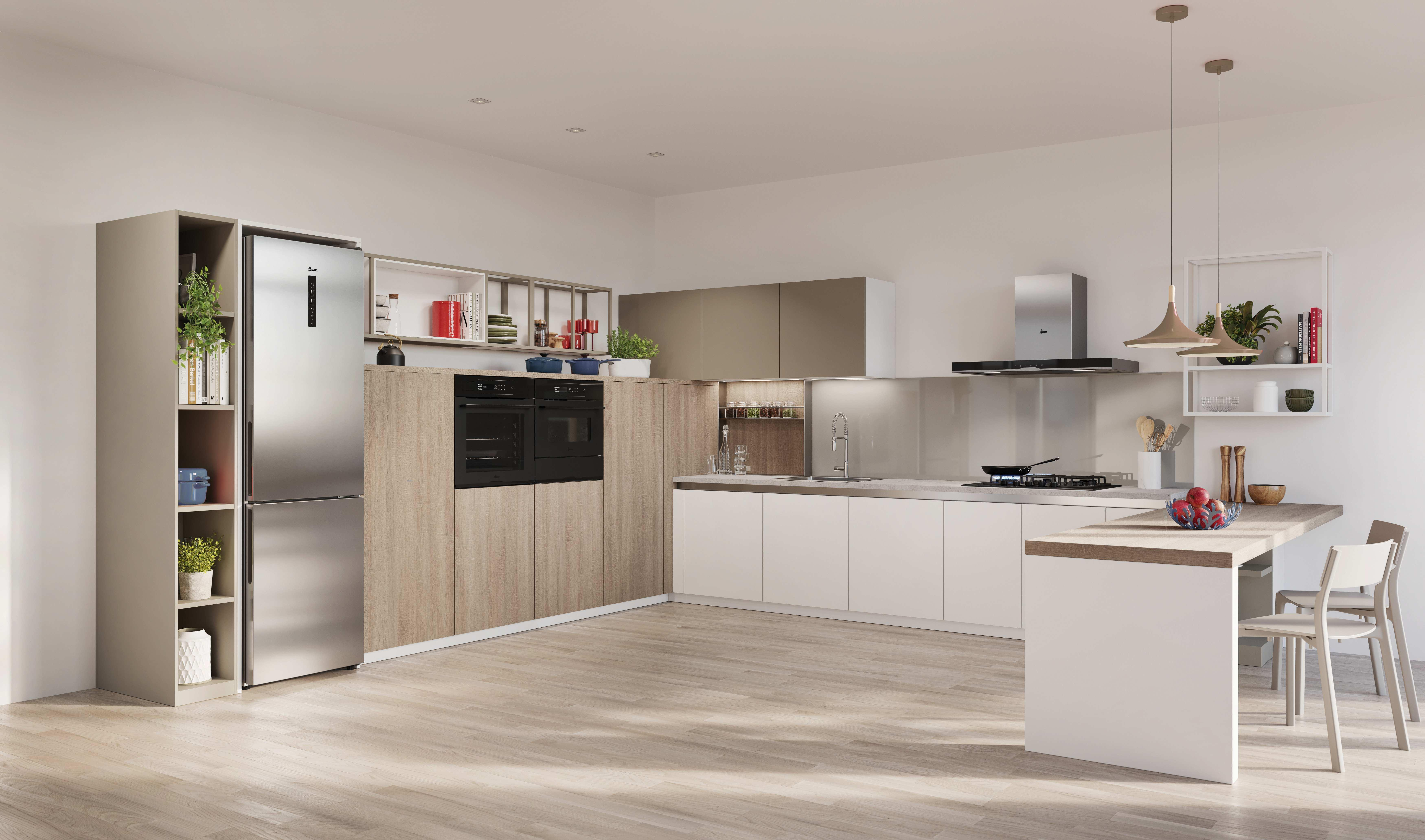 Cucina moderna con frigorifero, doppio forno, isola e zona pranzo.