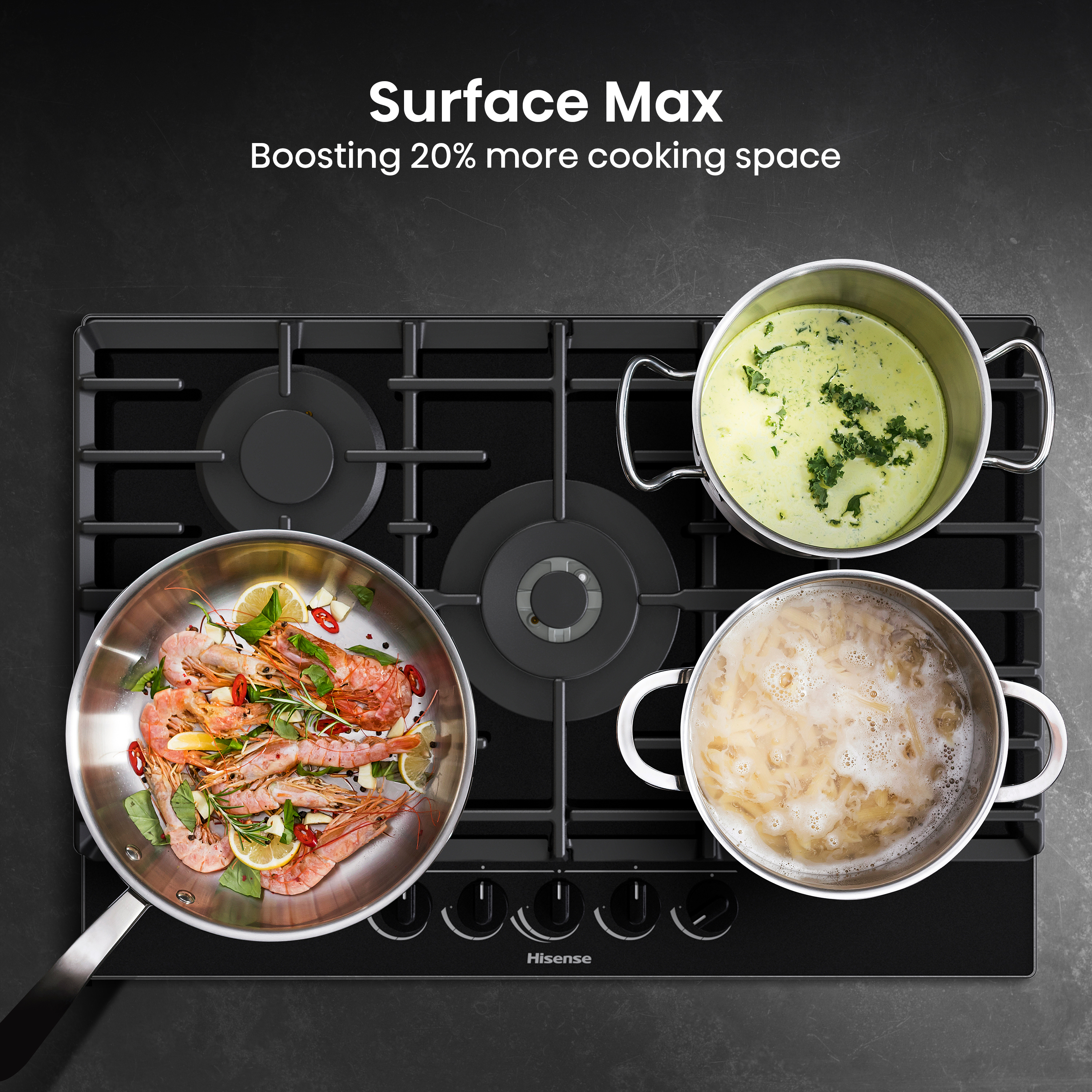 Una estufa de gas con tres recipientes de cocina: camarones en sartén, pasta y sopa en ollas.