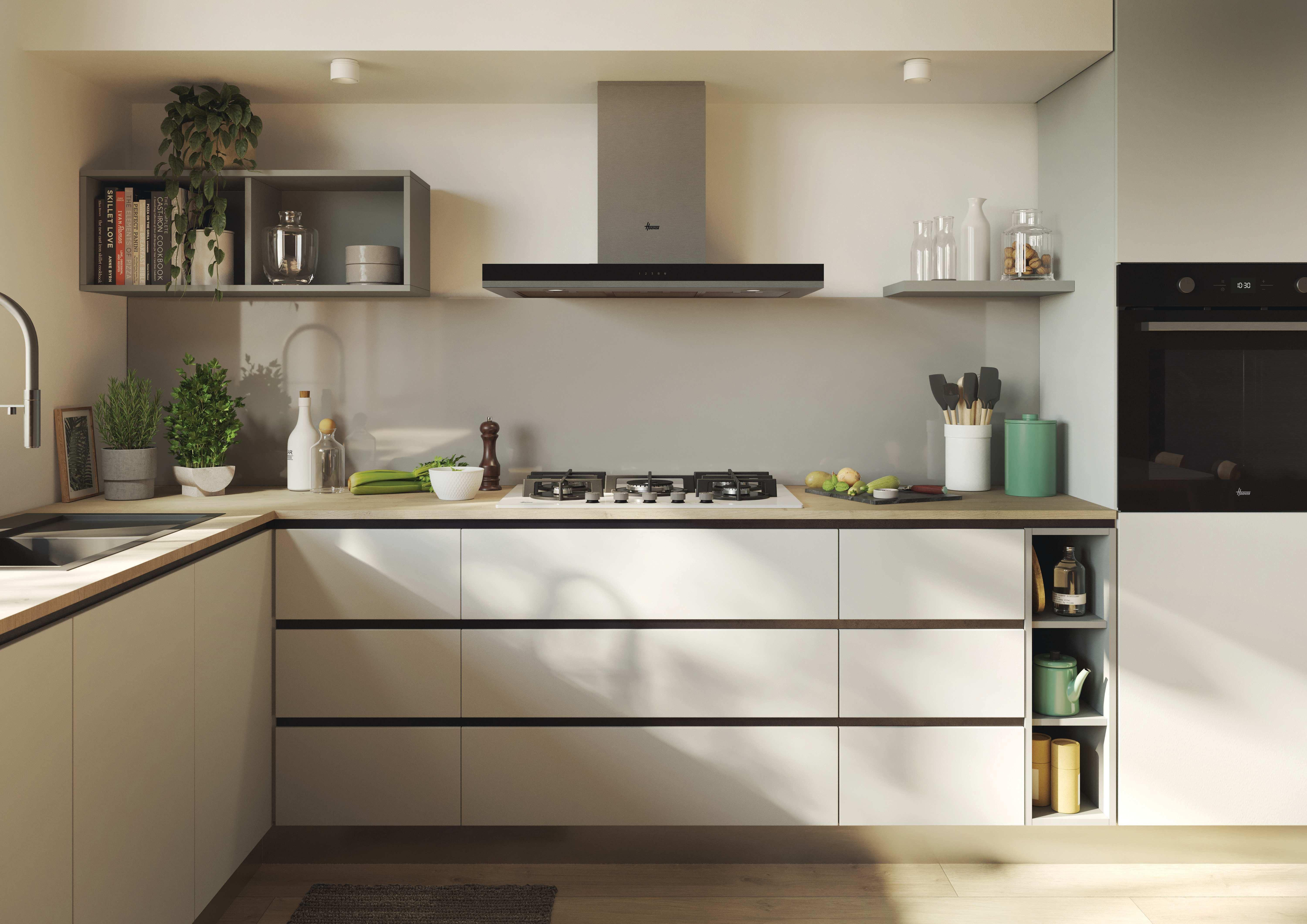 Cucina moderna con mobili bianchi, piano cottura a gas, lavello e forno. Piante e decorazioni.