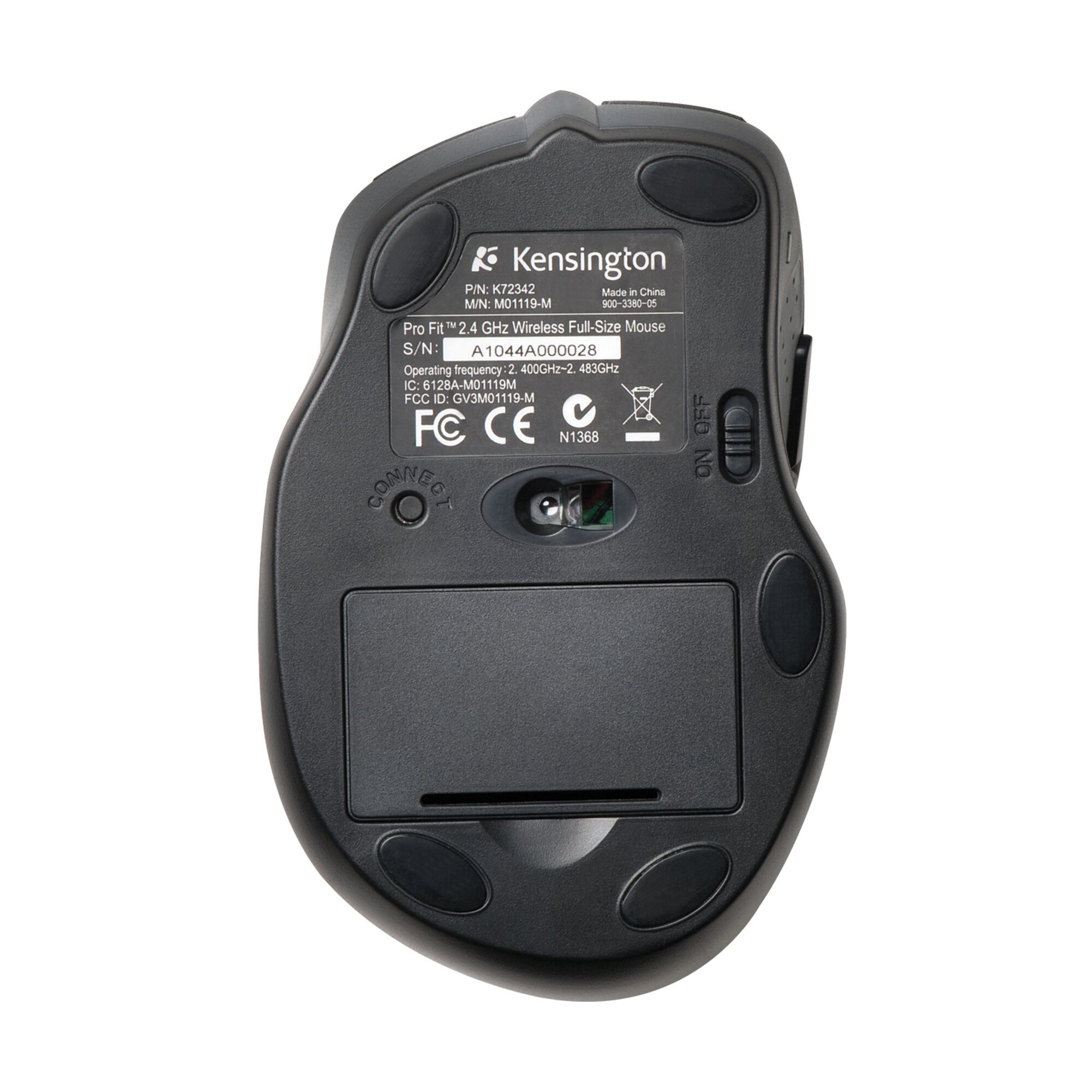 Dessous d'une souris Kensington Pro Fit noire avec étiquettes et compartiment à piles.