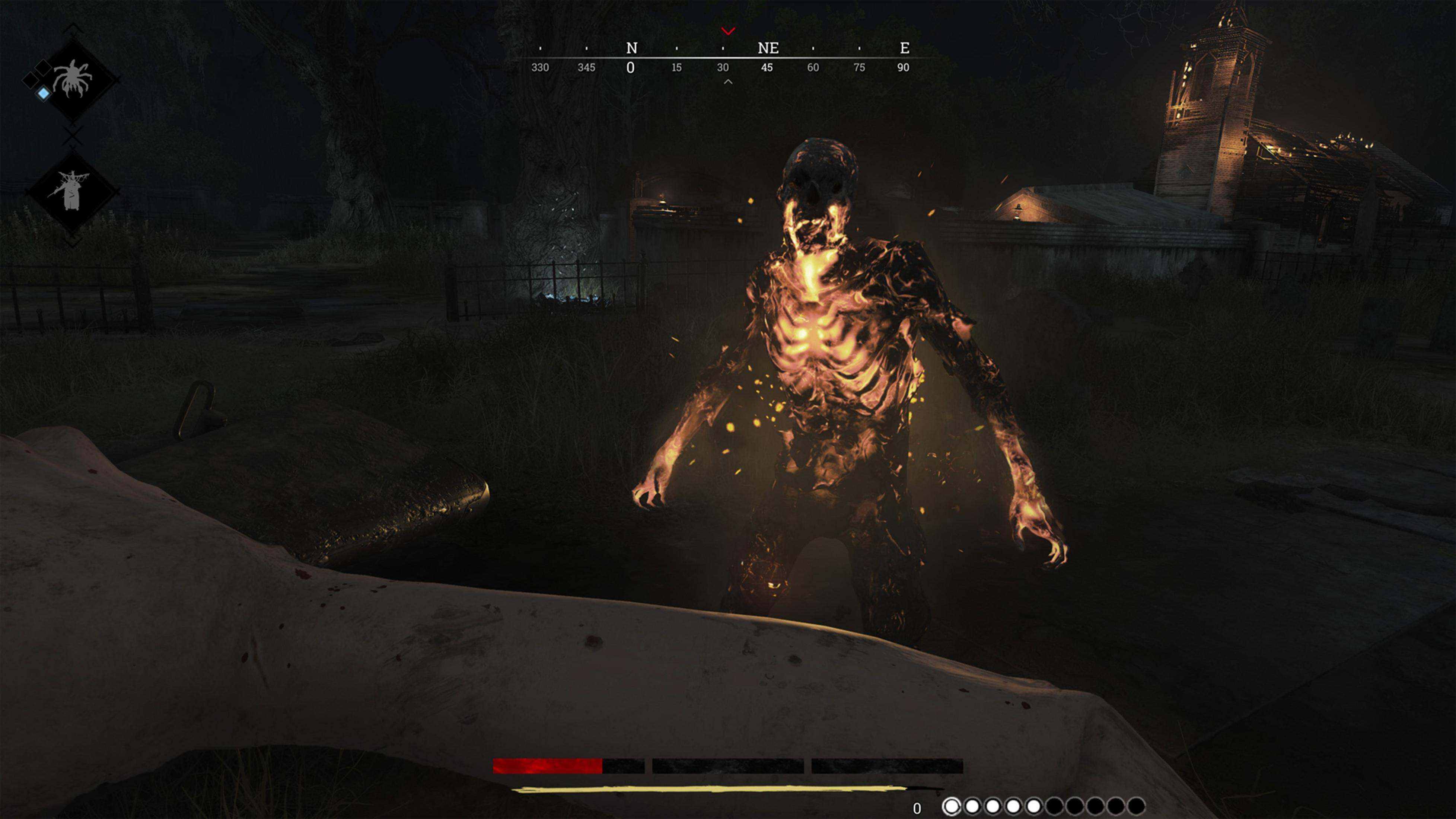 Świecący zombie stoi nocą przed kościołem. Gracz leży na pierwszym planie.