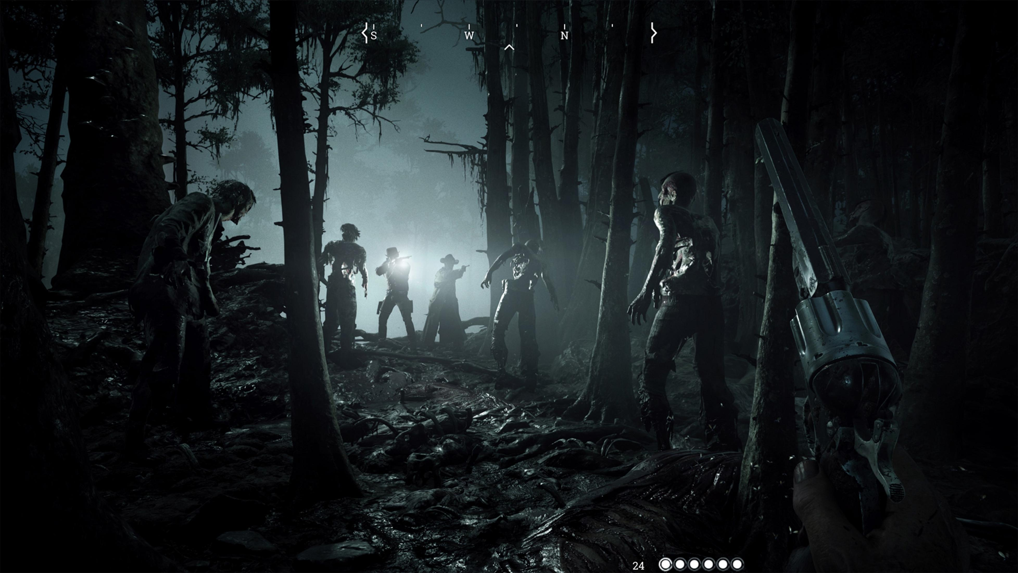 Grupa zombie zbliża się w ciemnym, mglistym lesie.
