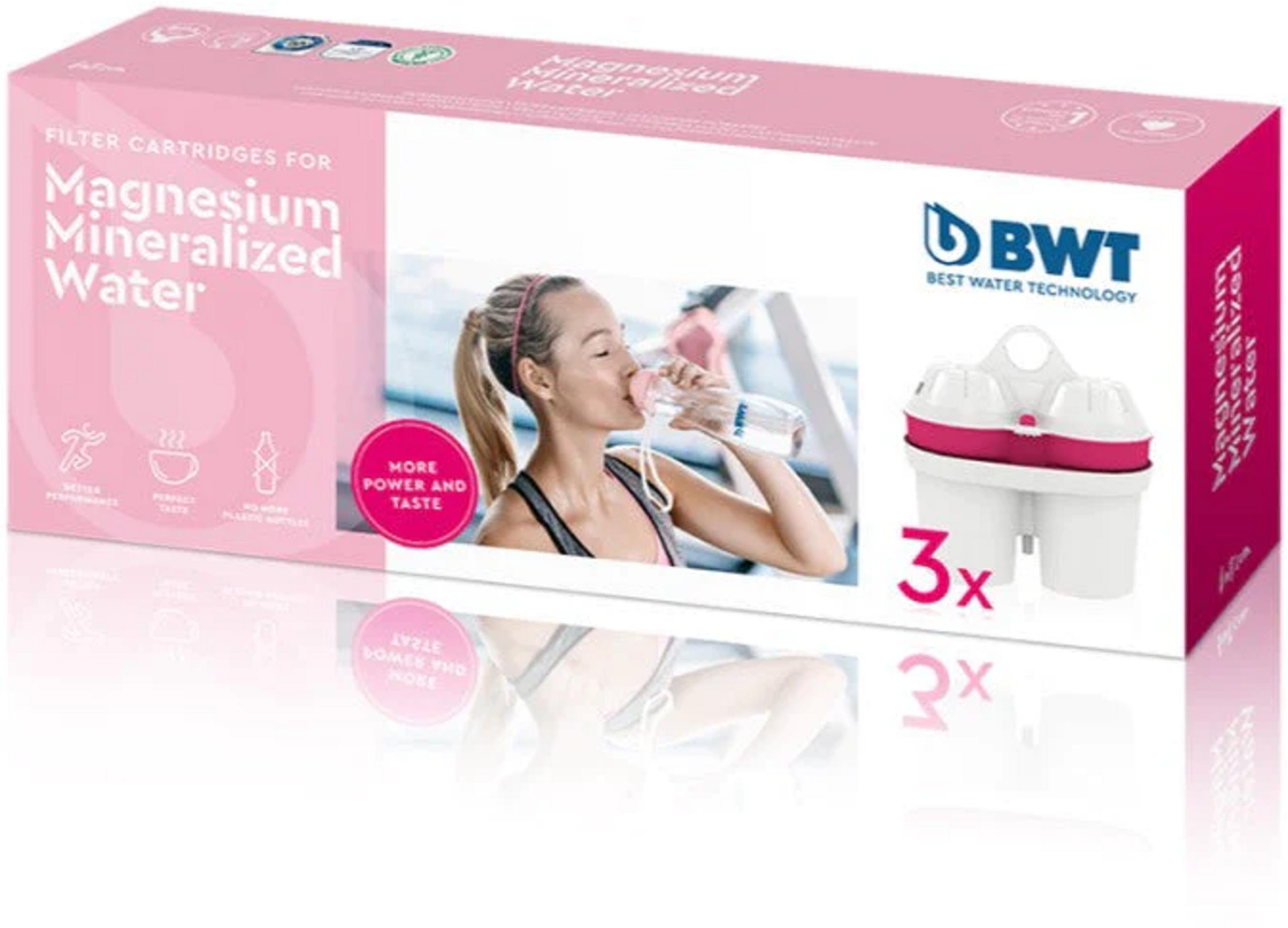 BWT Magnesium Mineralized Water Filterkartuschen-Packung mit Frau, die trinkt.