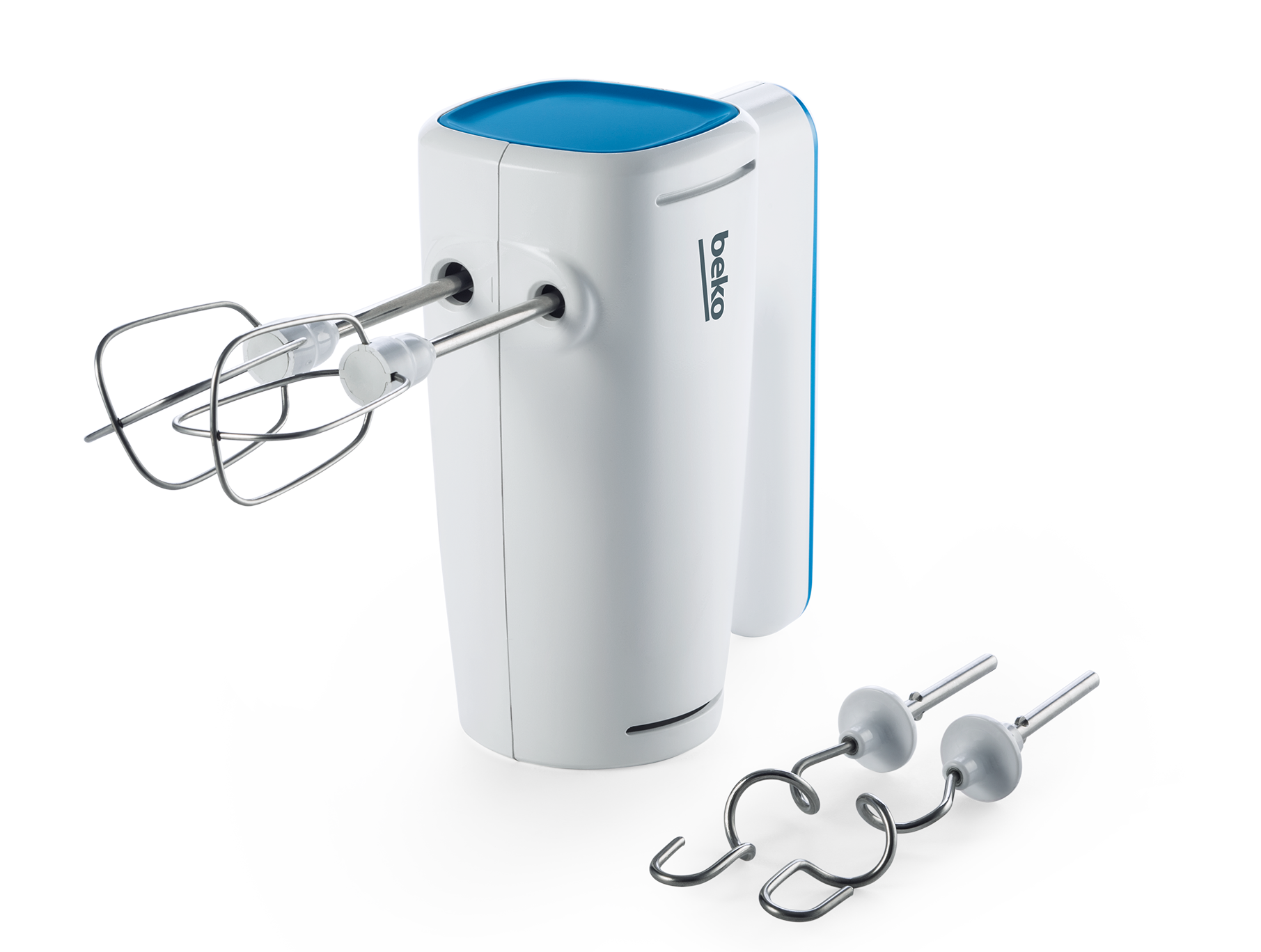Ein weißer Handmixer mit blauer Oberseite und zwei Schneebesen und zwei Knethaken.