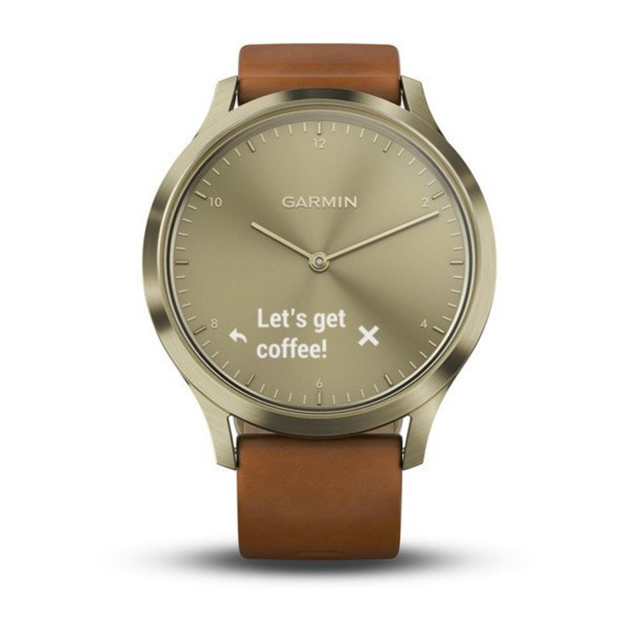 Eine goldene Garmin-Smartwatch mit braunem Lederarmband zeigt 