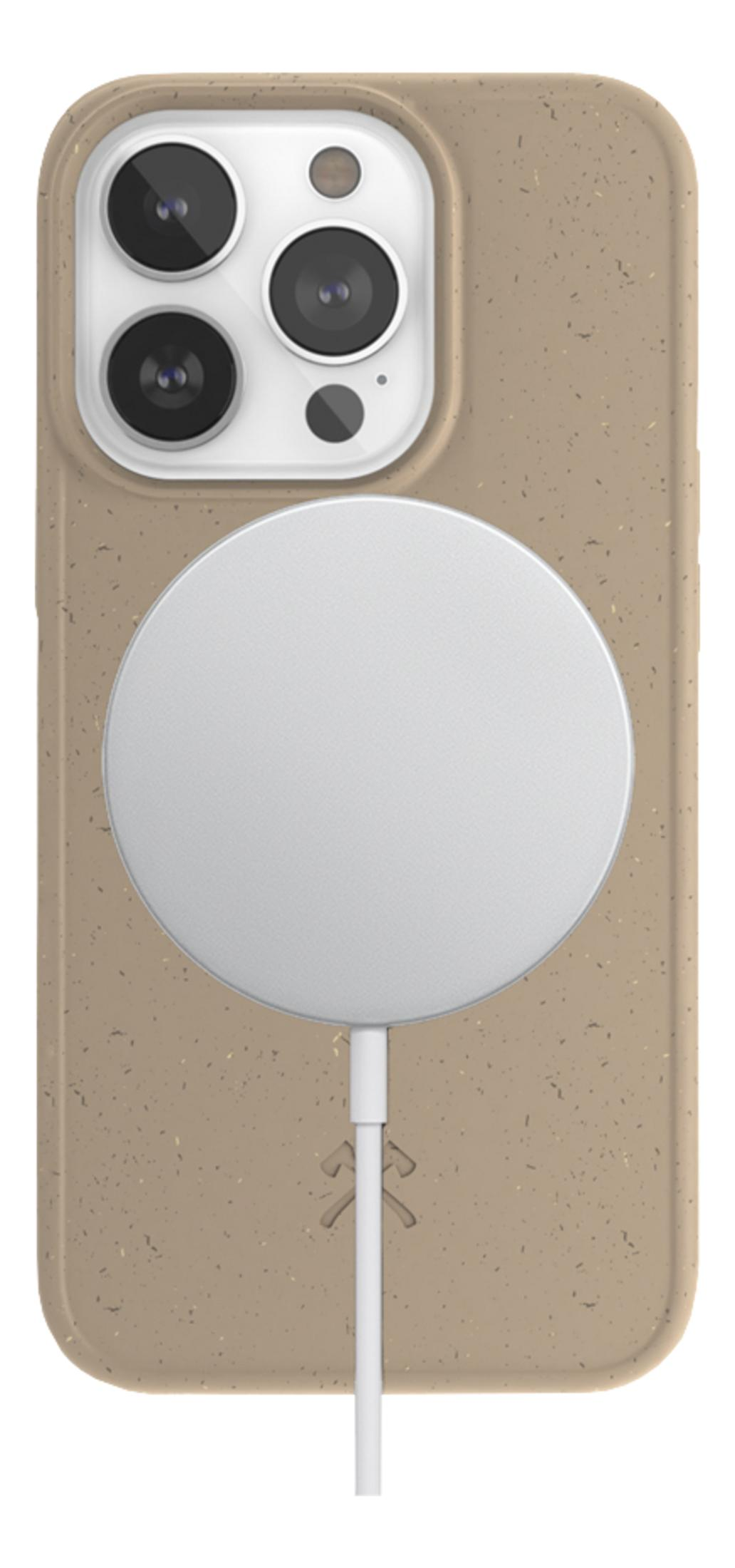 Cover per telefono color cuoio con caricatore MagSafe.