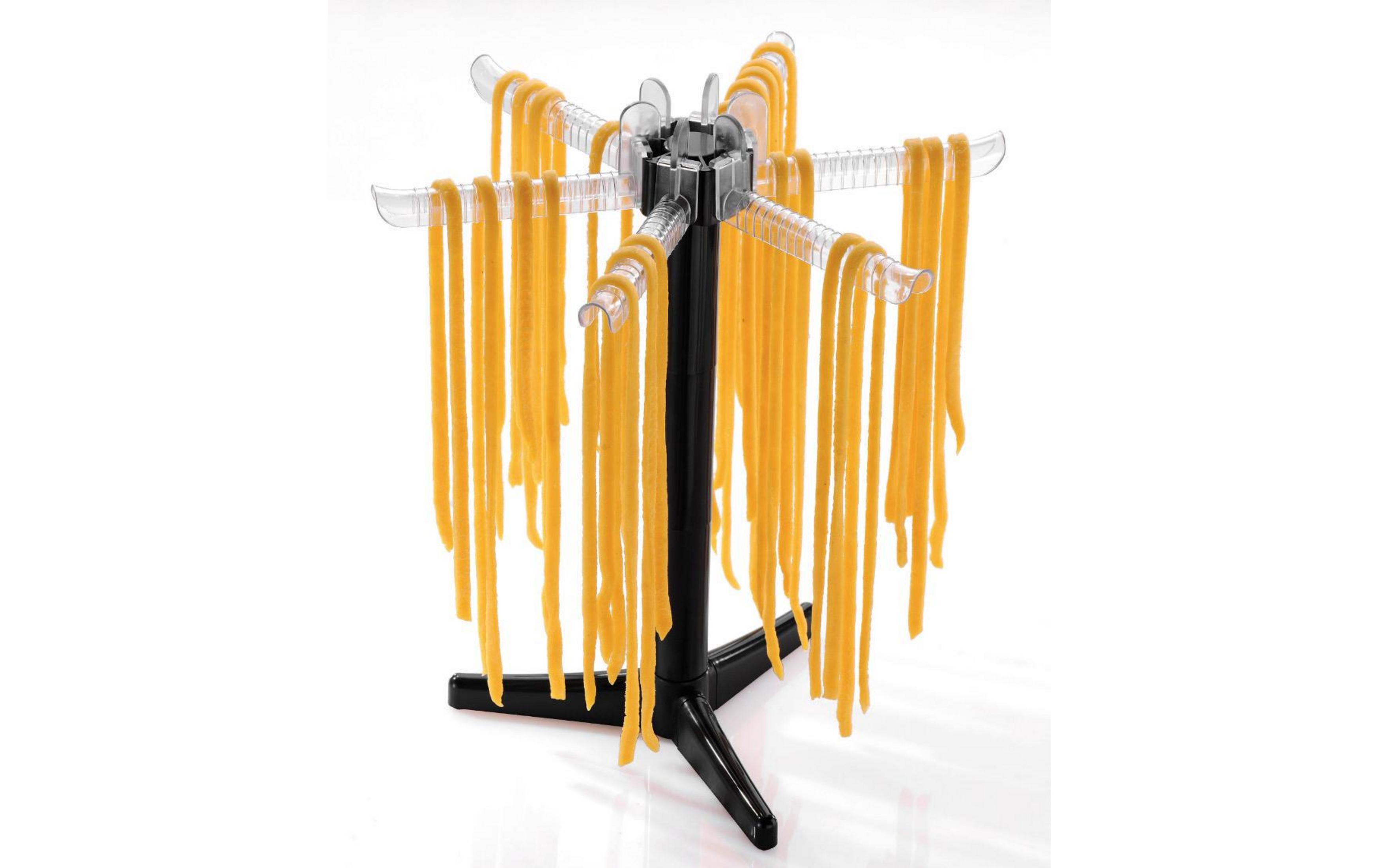 Una scolapasta con lunghi spaghetti gialli appesi alle braccia.