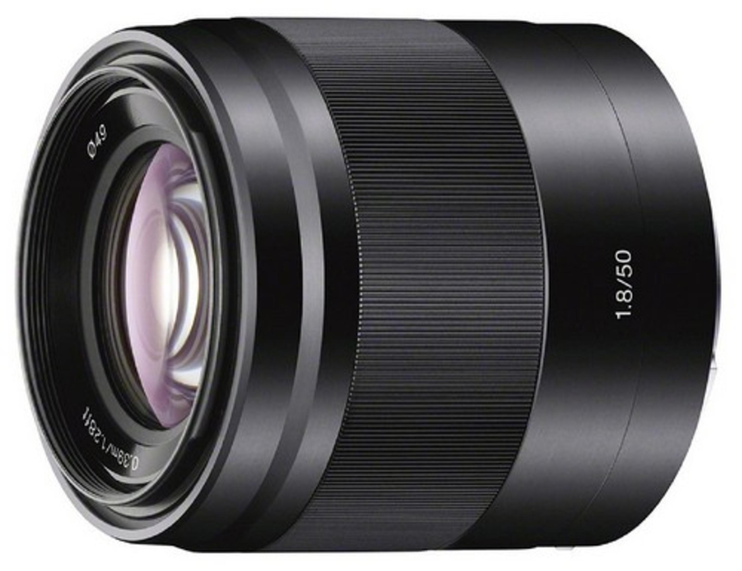 Ein schwarzes Kameraobjektiv mit einem 50mm 1:1,8-Fokus und 49mm Filtergröße.