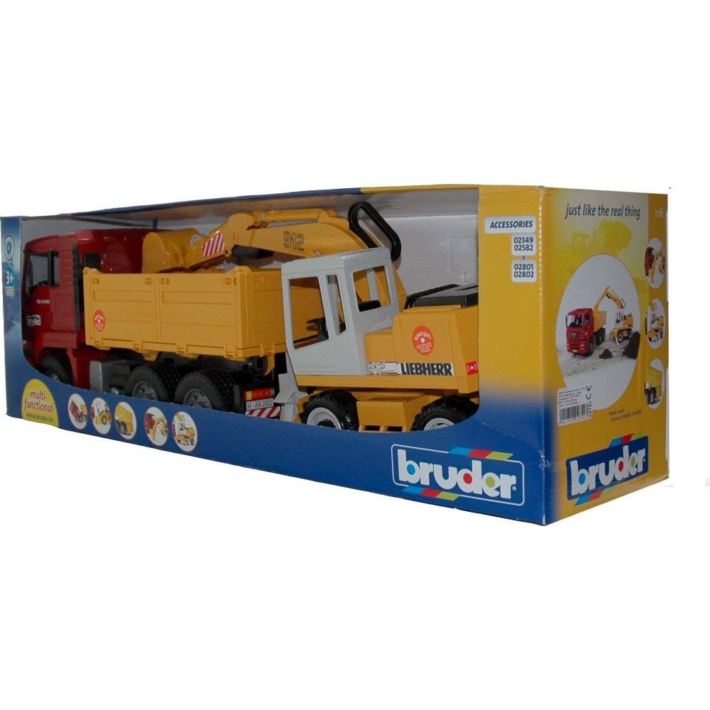 Zabawkowy wóz strażacki z dźwigiem i wywrotką, czerwono-żółty, w pudełku.