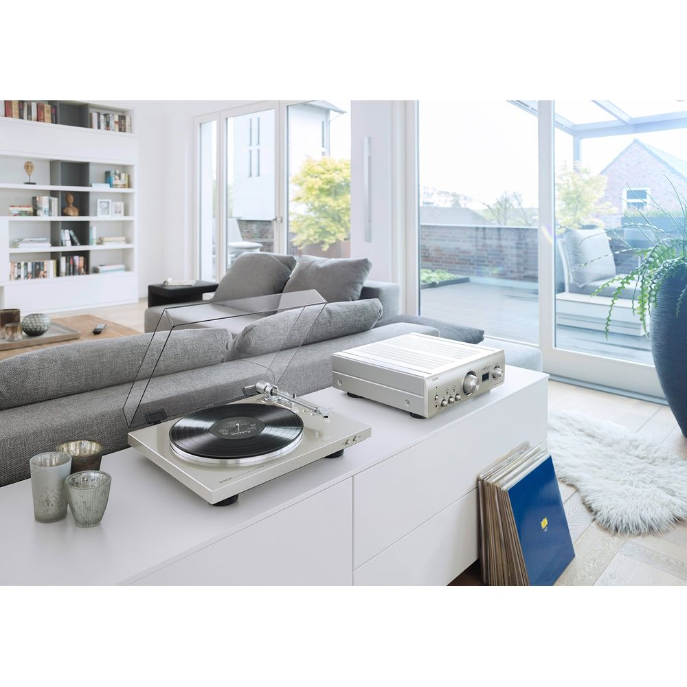 Nowoczesny salon z gramofonem, wzmacniaczem i sofą.