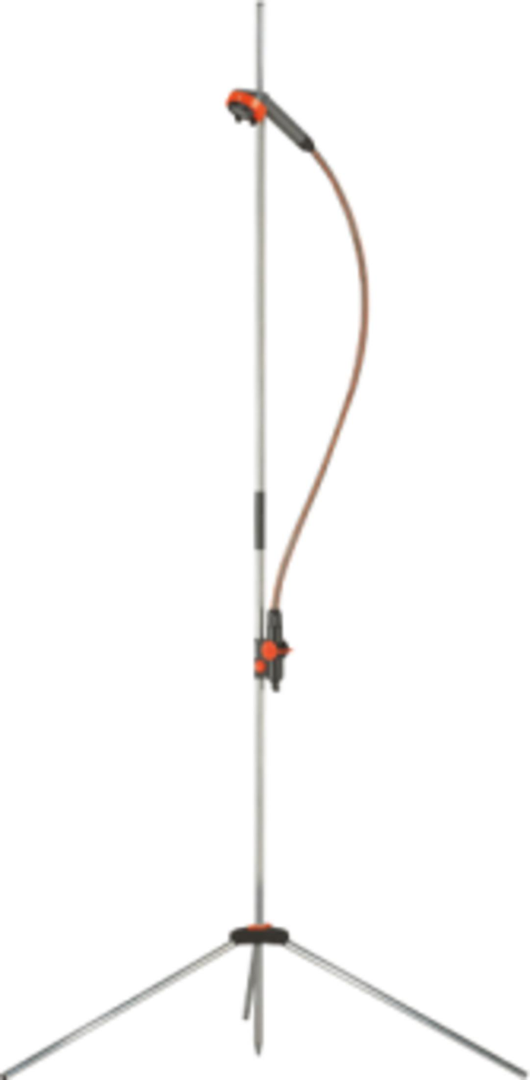 Zraszacz na statywie z głowicą prysznicową i wężem na białym tle.