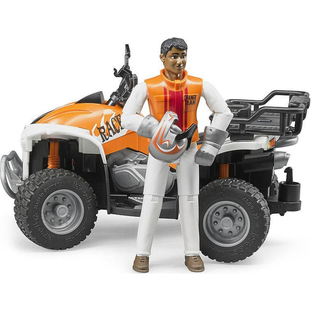 Kierowca wyścigowy stoi obok pomarańczowego quada z napisem "RACE".