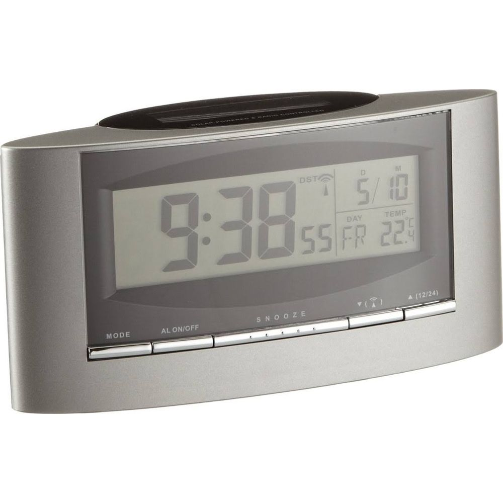 Digitaluhr zeigt 9:38, 5. Mai, 22,5 Grad Celsius und Alarm an.