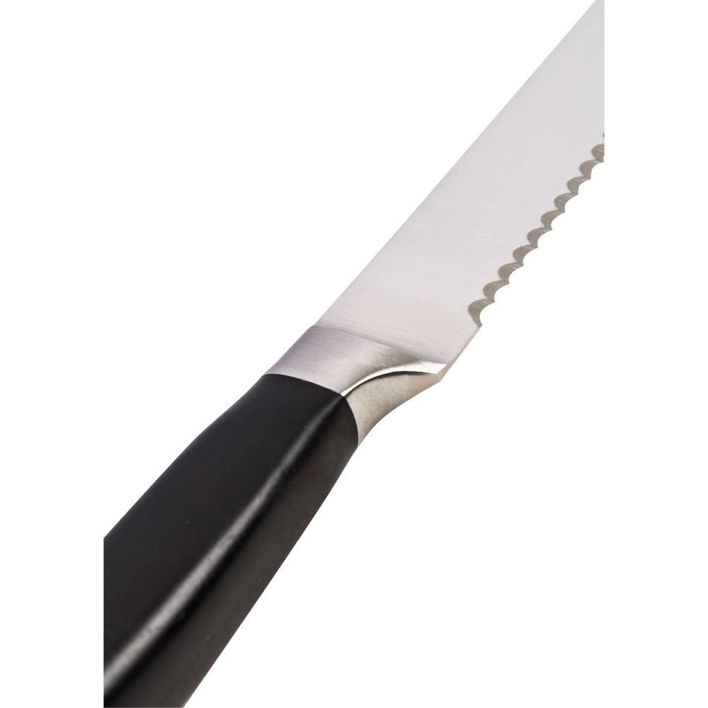 Zbliżenie srebrnego noża z czarną rączką i ząbkowanym ostrzem.