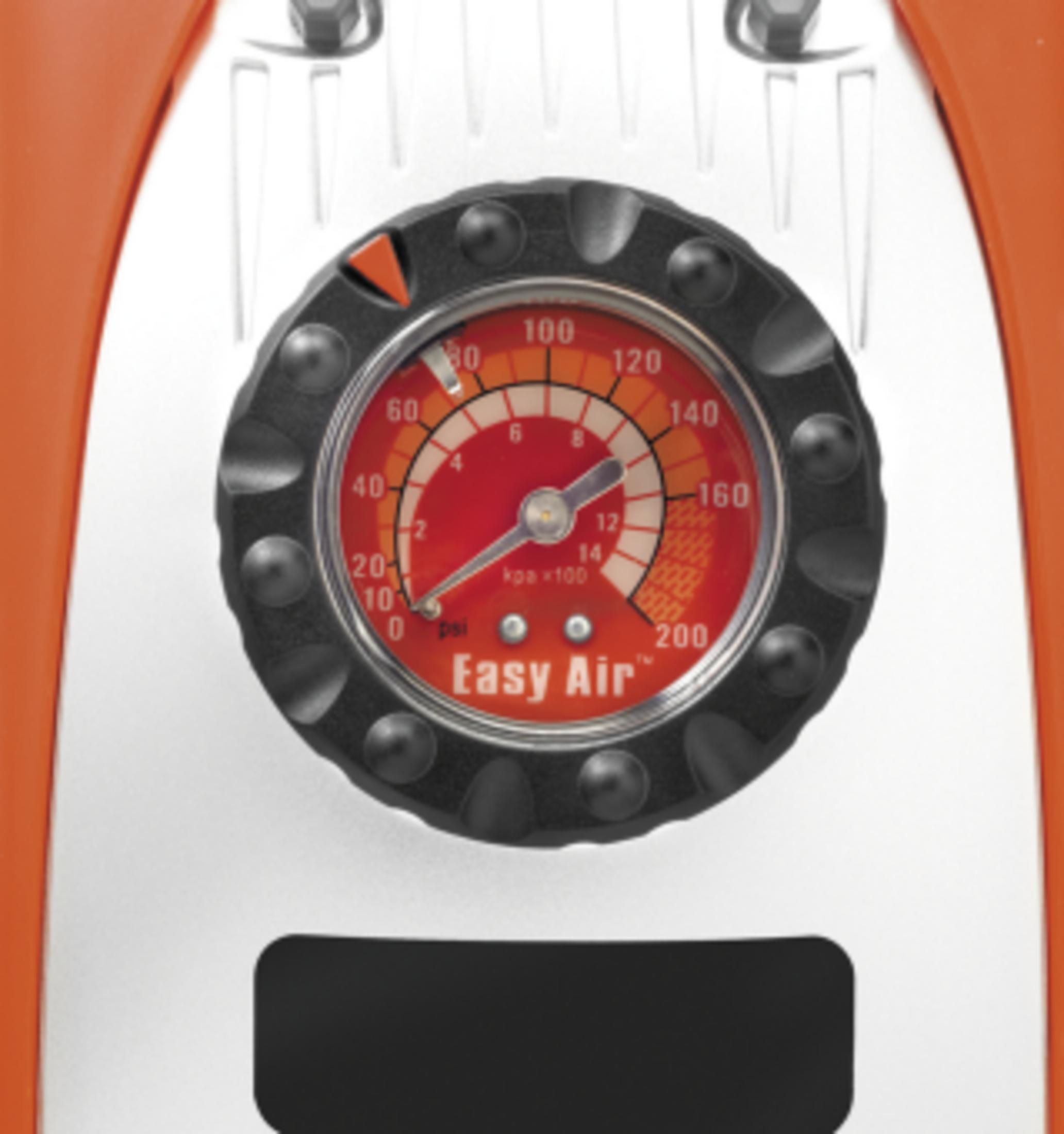Ein orangefarbener Luftkompressor mit einem Messgerät von Easy Air.