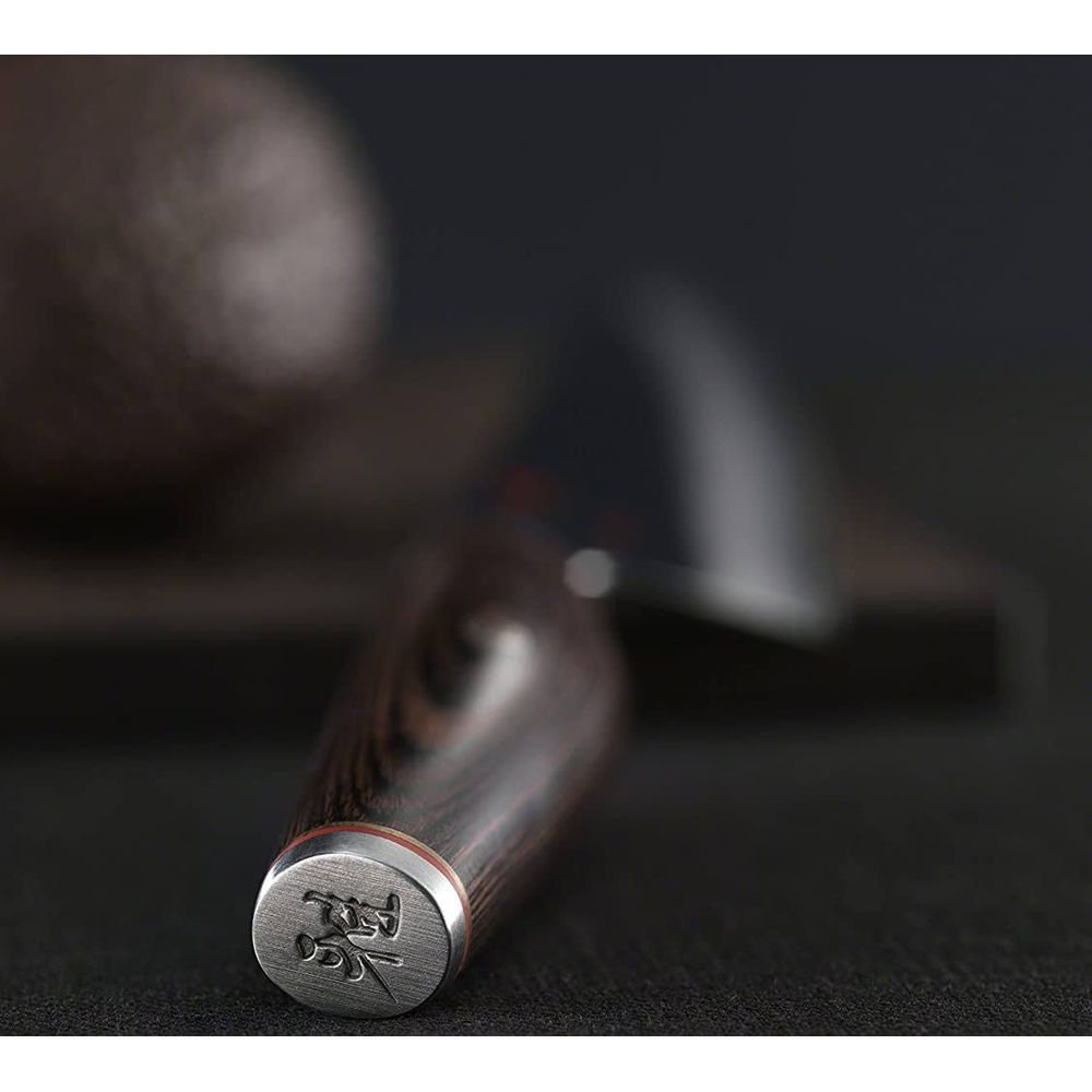 Zbliżenie rękojeści noża ze słojami drewna i srebrnym emblematem.