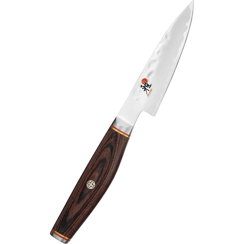Ostry nóż szefa kuchni z ciemną drewnianą rączką i srebrnym ostrzem.