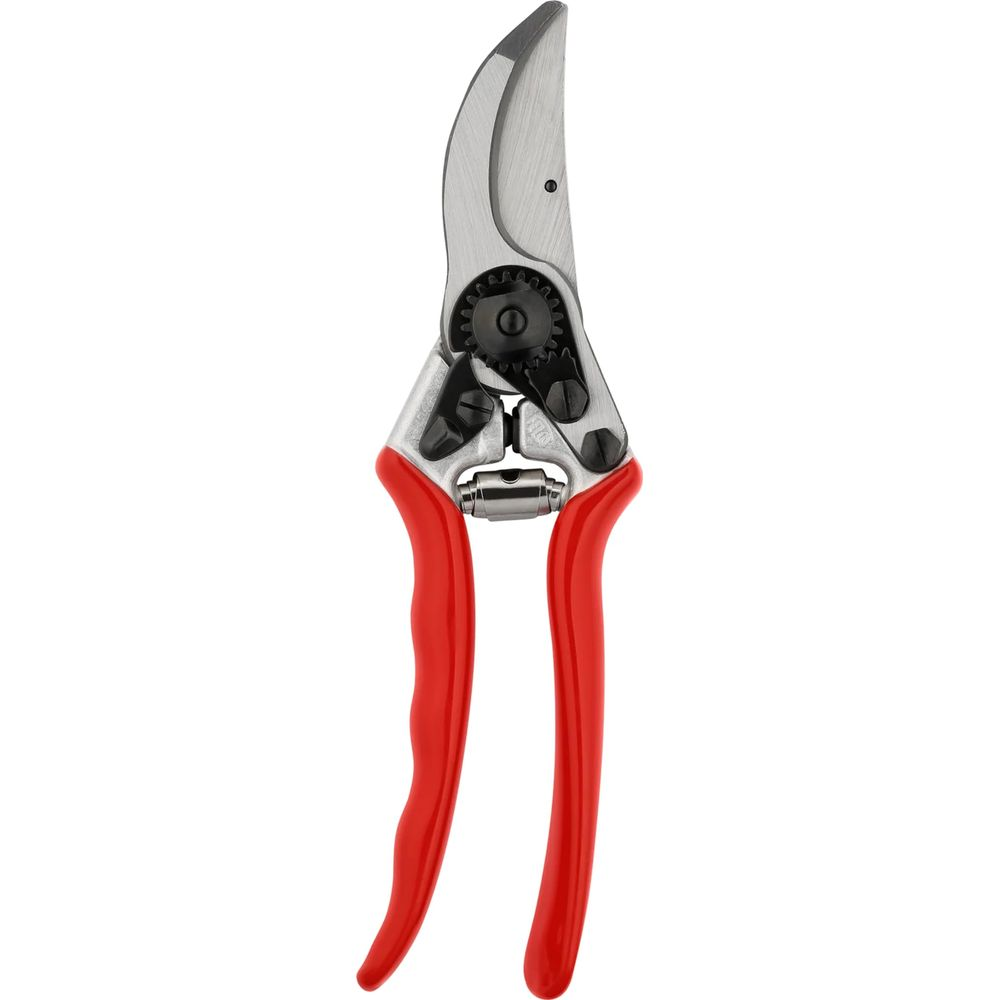 Rote Gartenschere mit silbernen Klingen und einem Zahnradmechanismus.