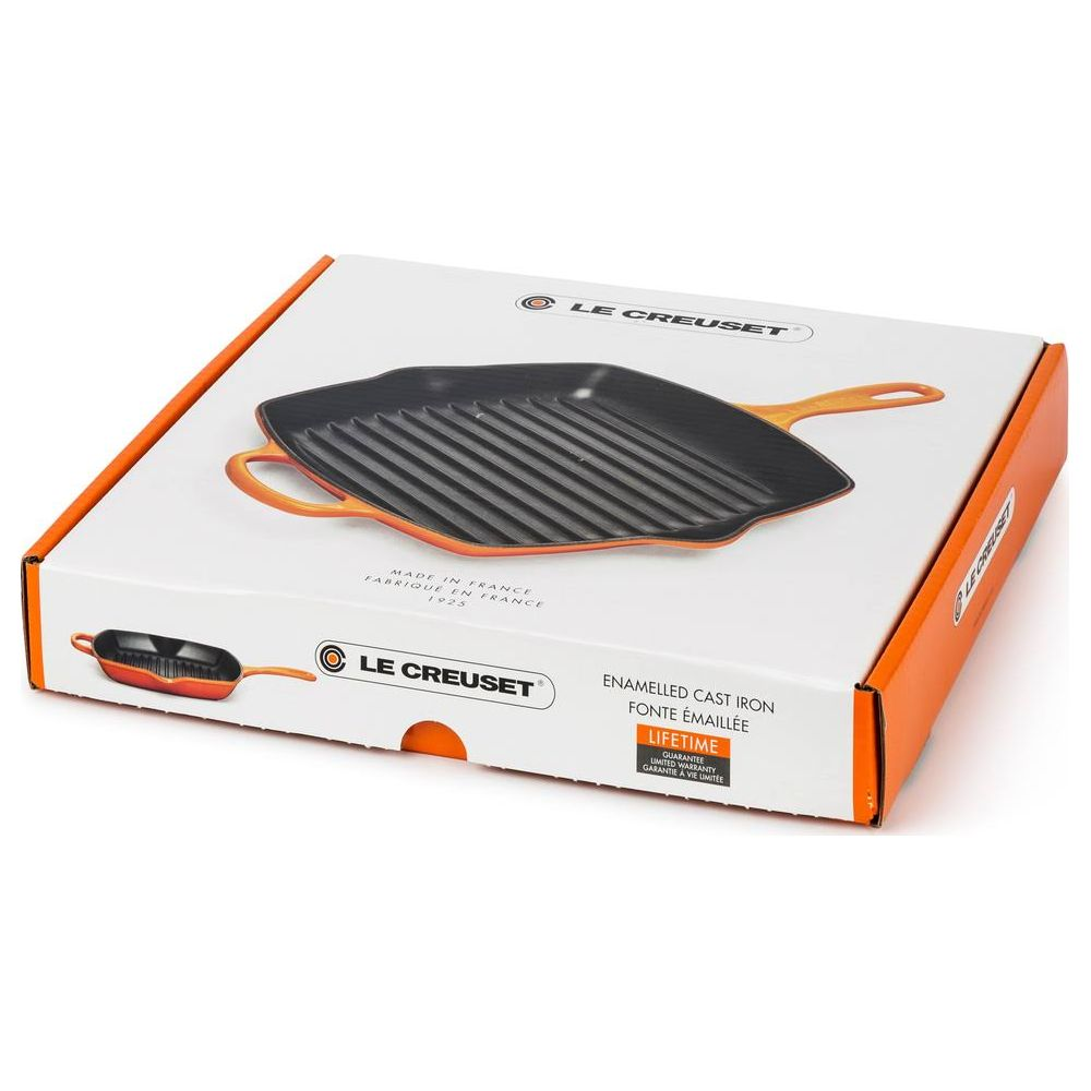 Verpackung mit einer schwarzen Grillpfanne mit orangefarbenen Griffen.