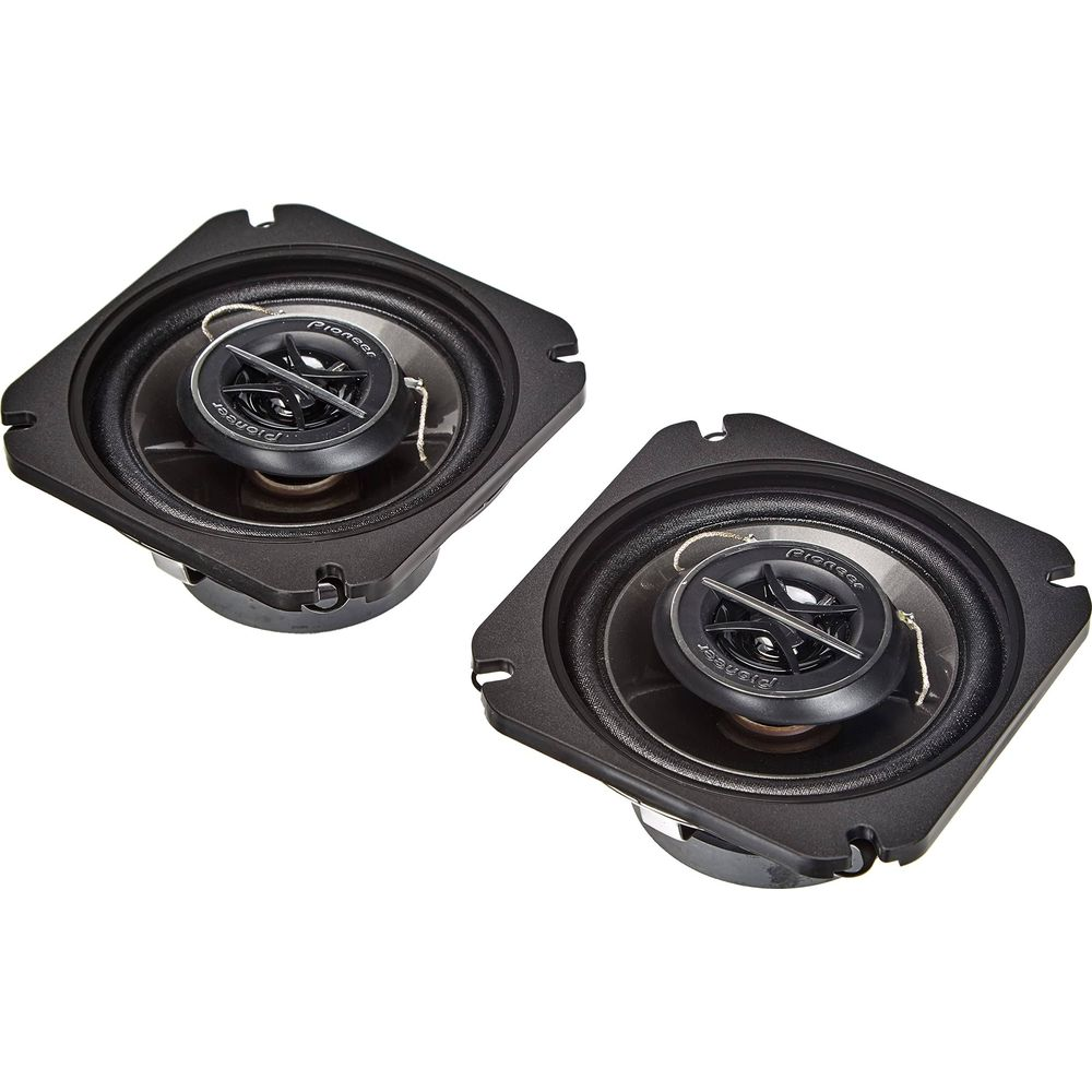 Deux haut-parleurs Pioneer noirs sur fond blanc.