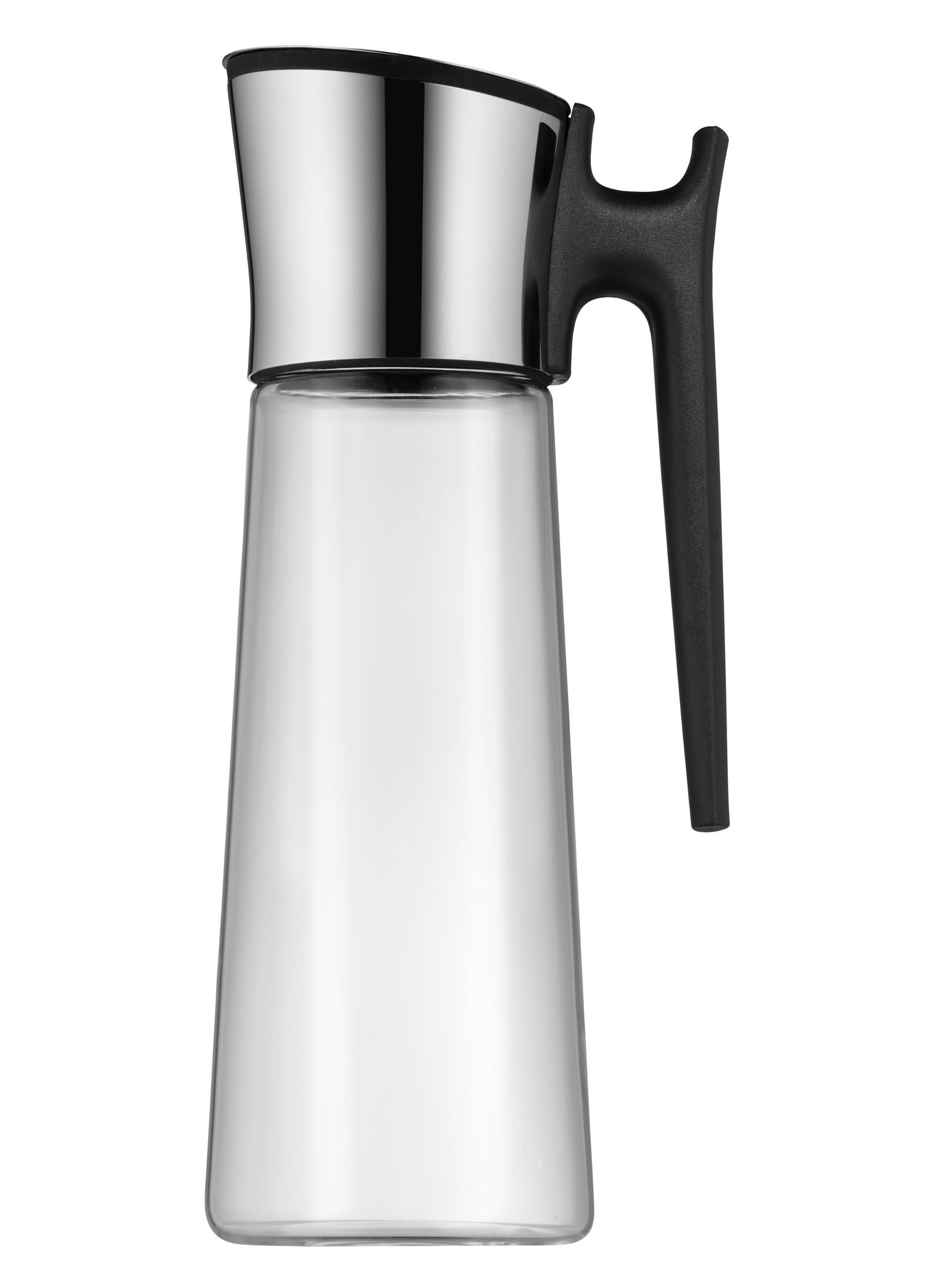 Una caraffa di vetro con coperchio argentato e manico nero.