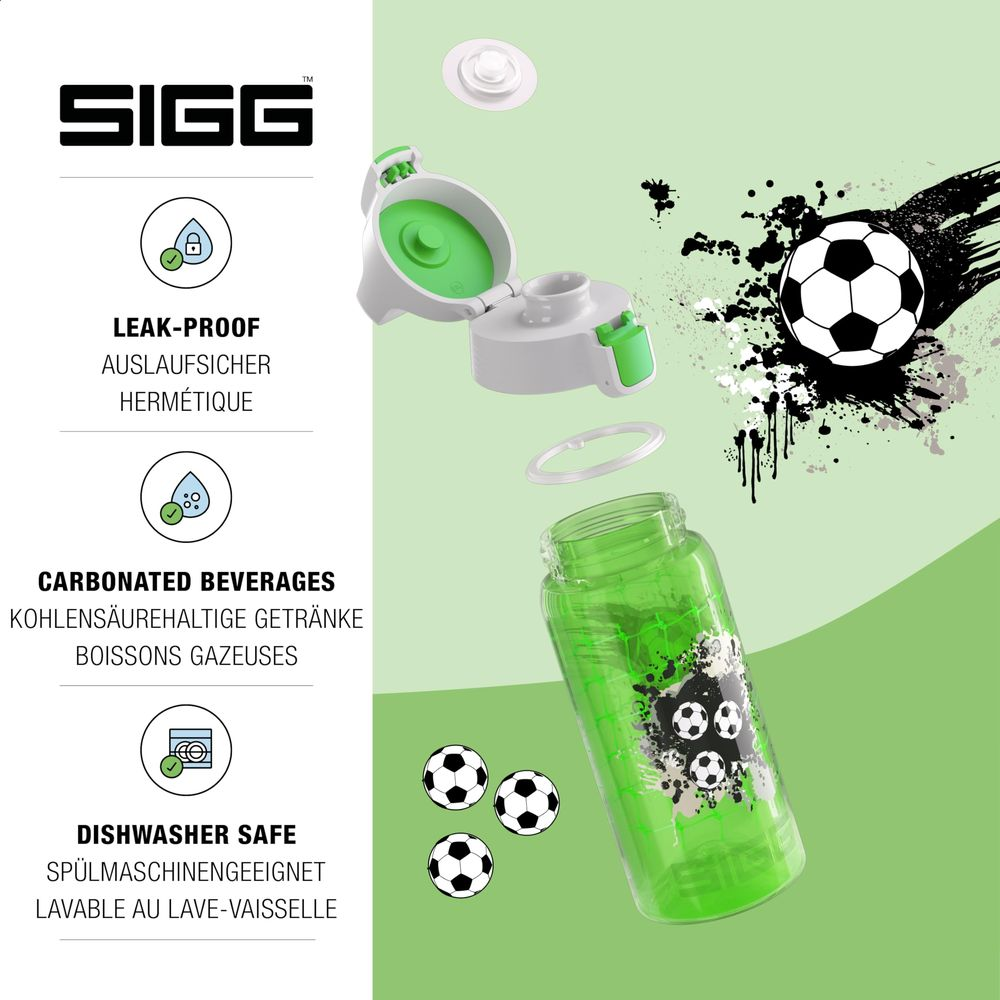 Grüne SIGG-Flasche mit Fußballmotiv, zerlegt, mit Deckel und Symbolen.