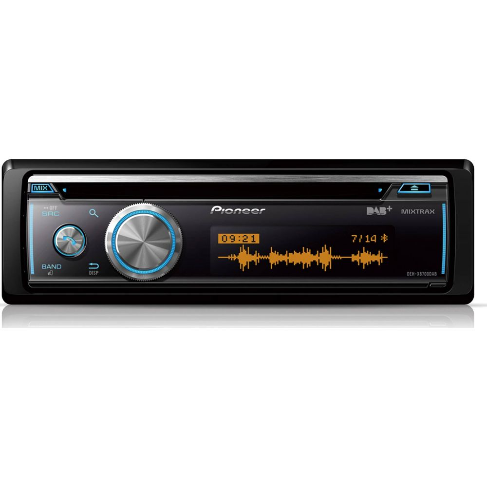Une autoradio Pioneer avec DAB+ et un écran d'onde.
