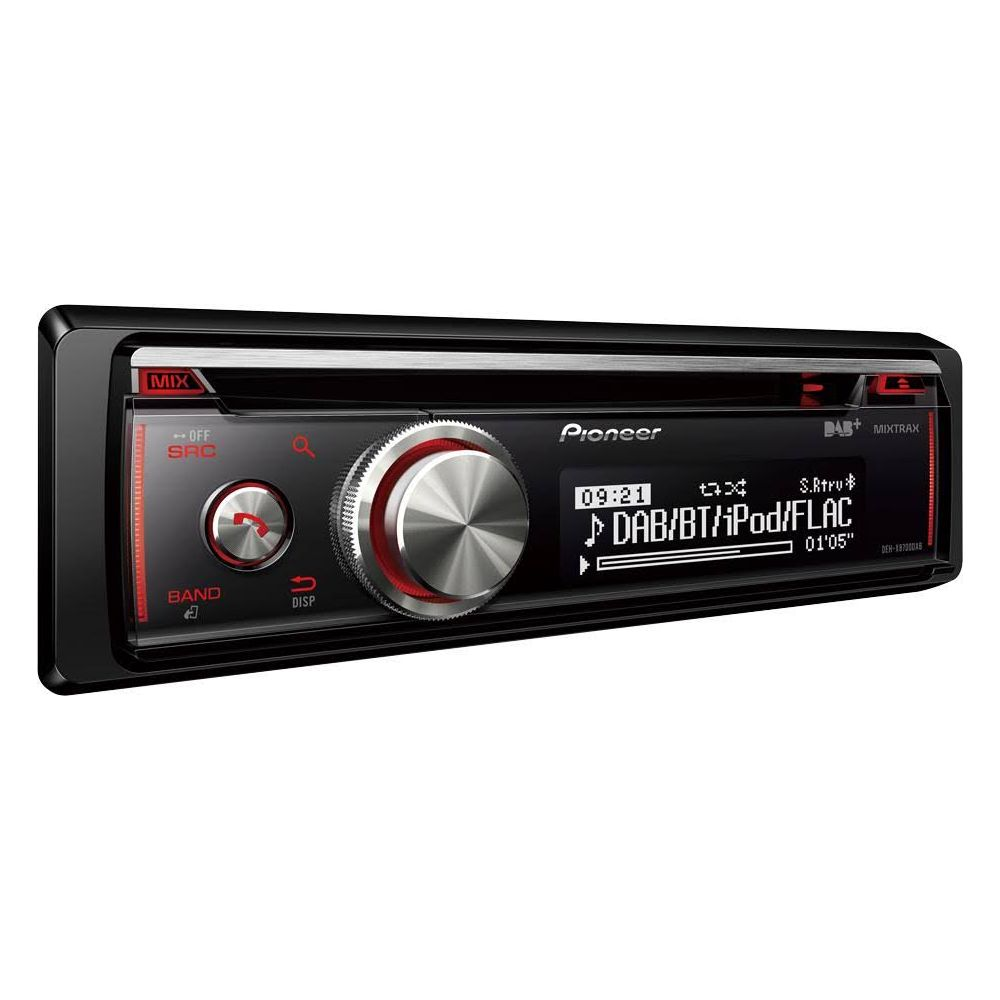 Une autoradio Pioneer avec cadran argenté et écran éclairé affichant DAB+.