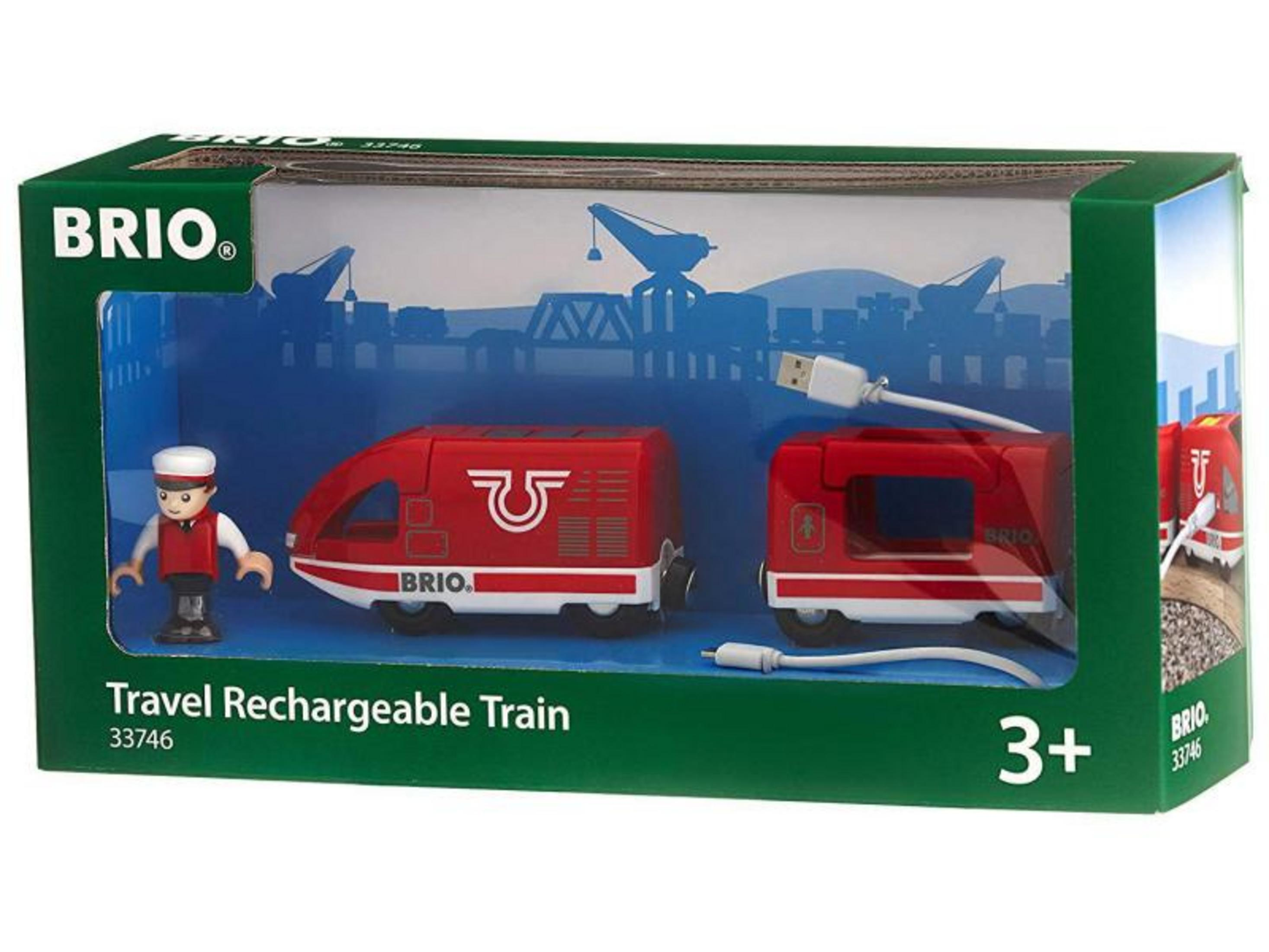 Zestaw pociągów BRIO z konduktorem, czerwonym pociągiem i kablem USB w zielonym opakowaniu.