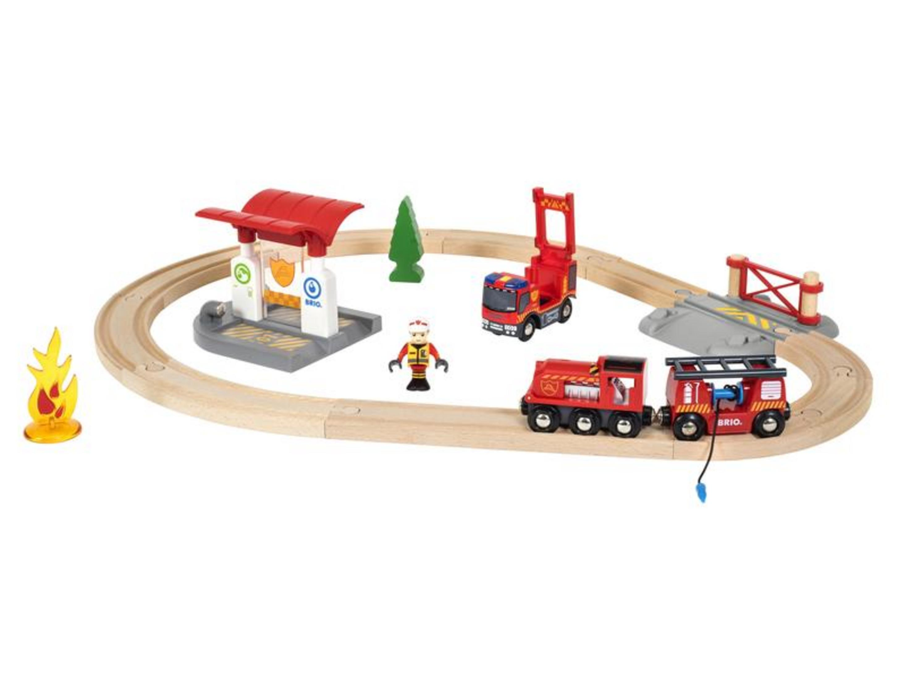 Zabawkowy pociąg strażacki na drewnianych torach ze stacją, drzewem i płomieniem.
