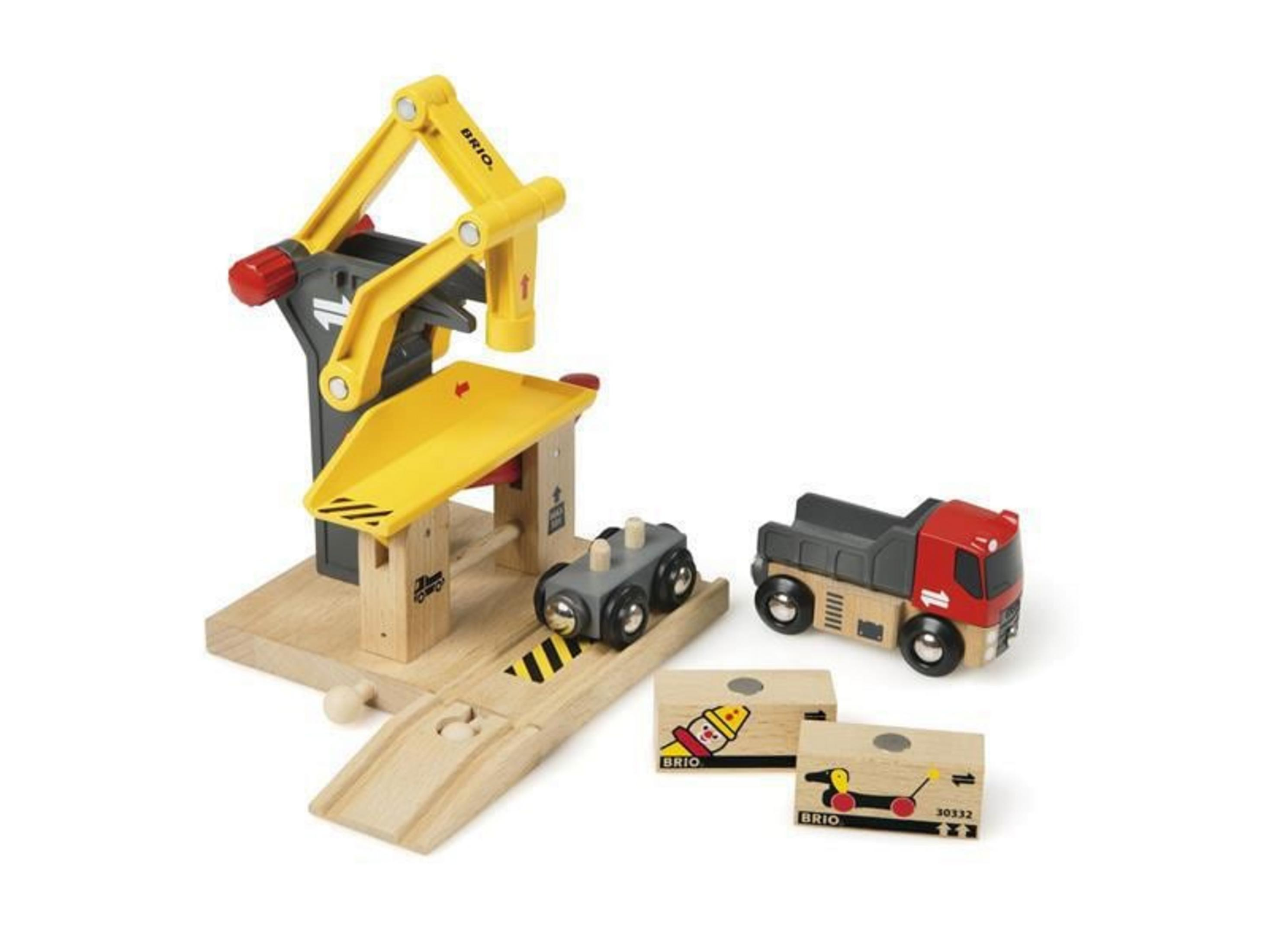 Holzkran mit Zug, LKW und zwei Holzblöcken auf weißem Hintergrund.