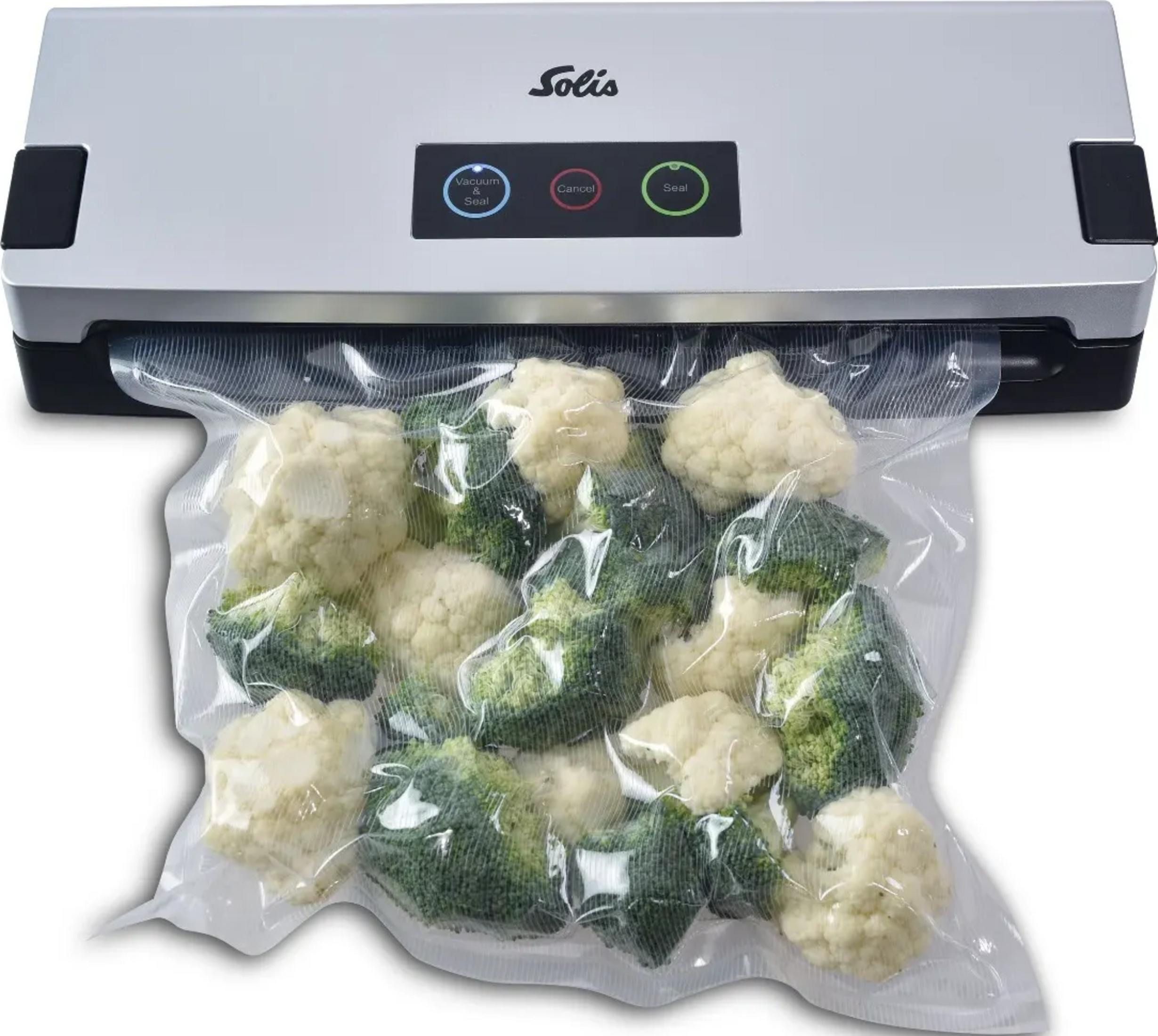 Silberner Vakuumierer versiegelt Brokkoli und Blumenkohl in Plastik.