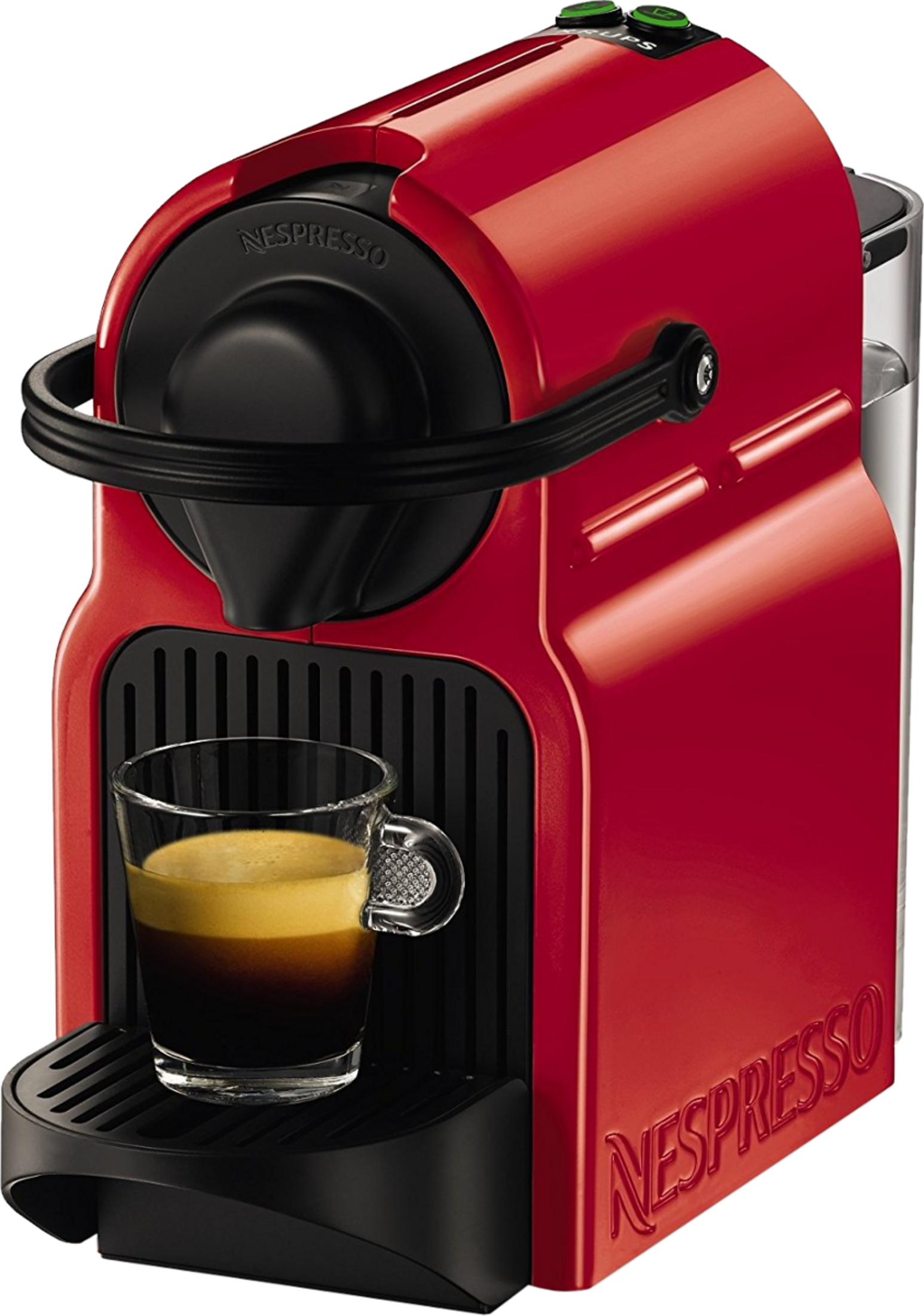 Una macchina da caffè Nespresso rossa con una tazza di espresso.