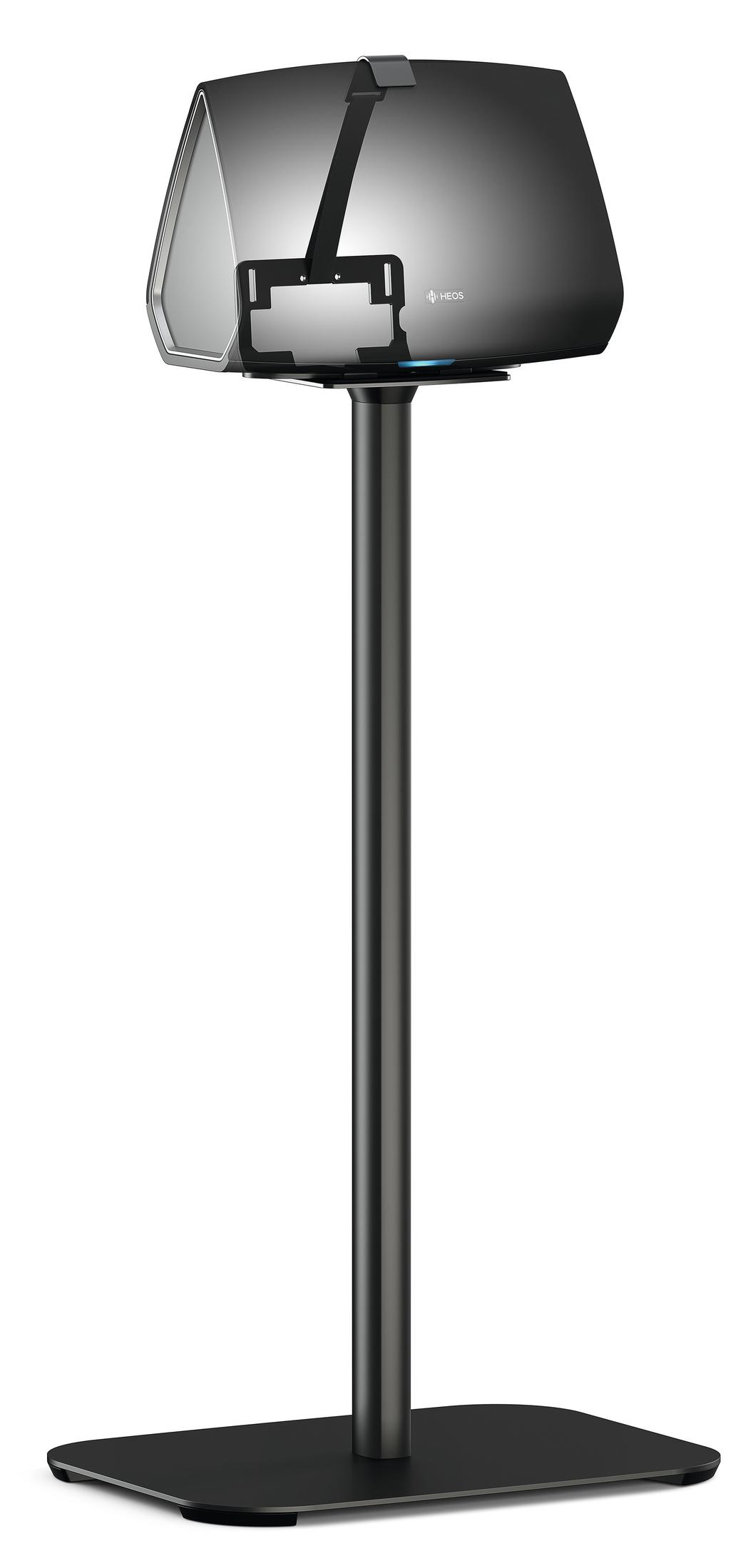 Srebrny głośnik stoi na eleganckiej, czarnej podstawie.