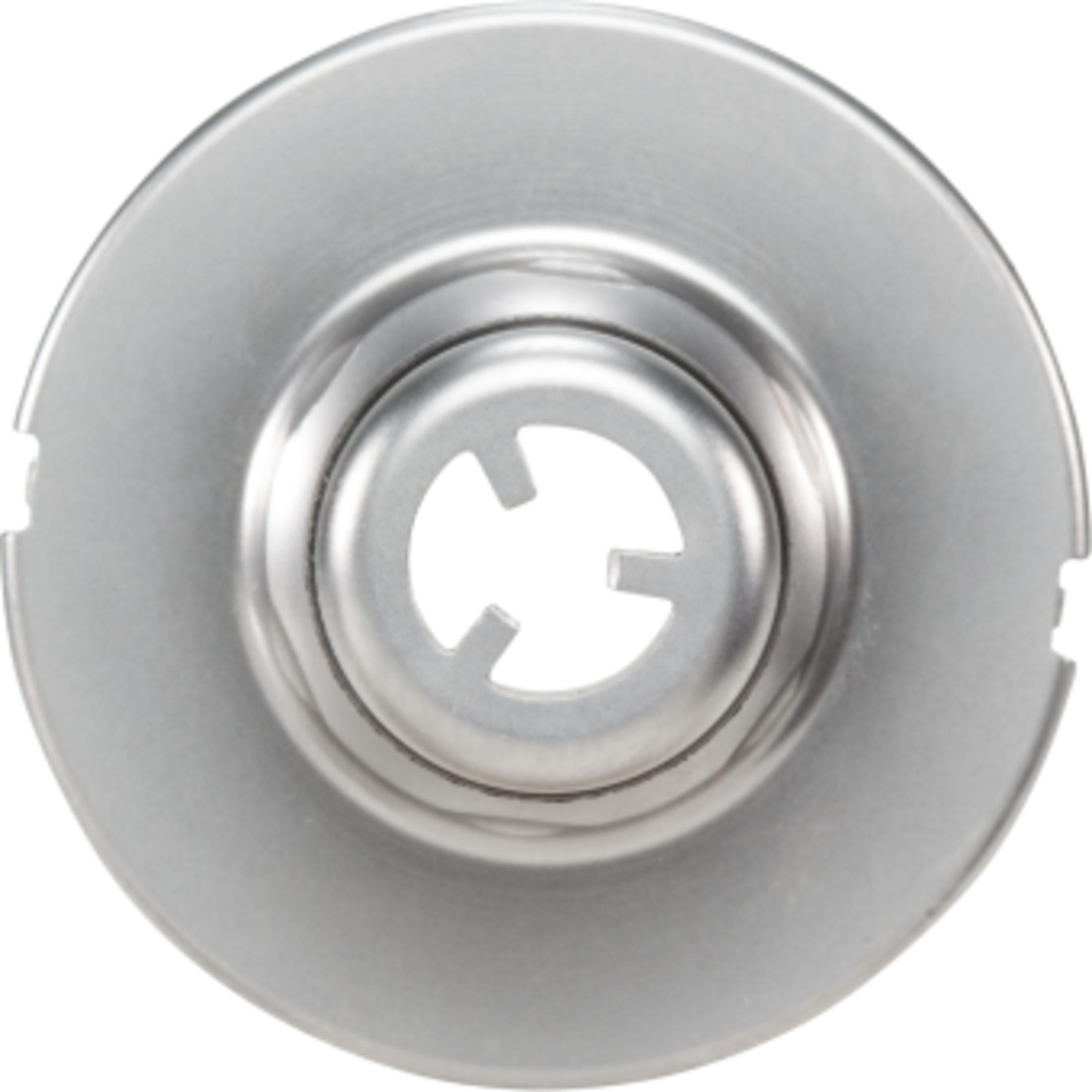Tappo metallico argentato con tre fessure al centro e scanalature.