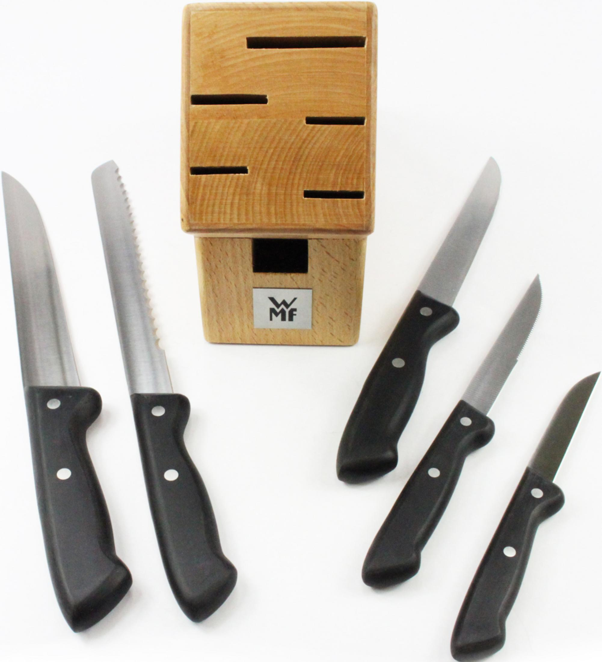 Holzmesserblock mit fünf Messern mit schwarzen Griffen.