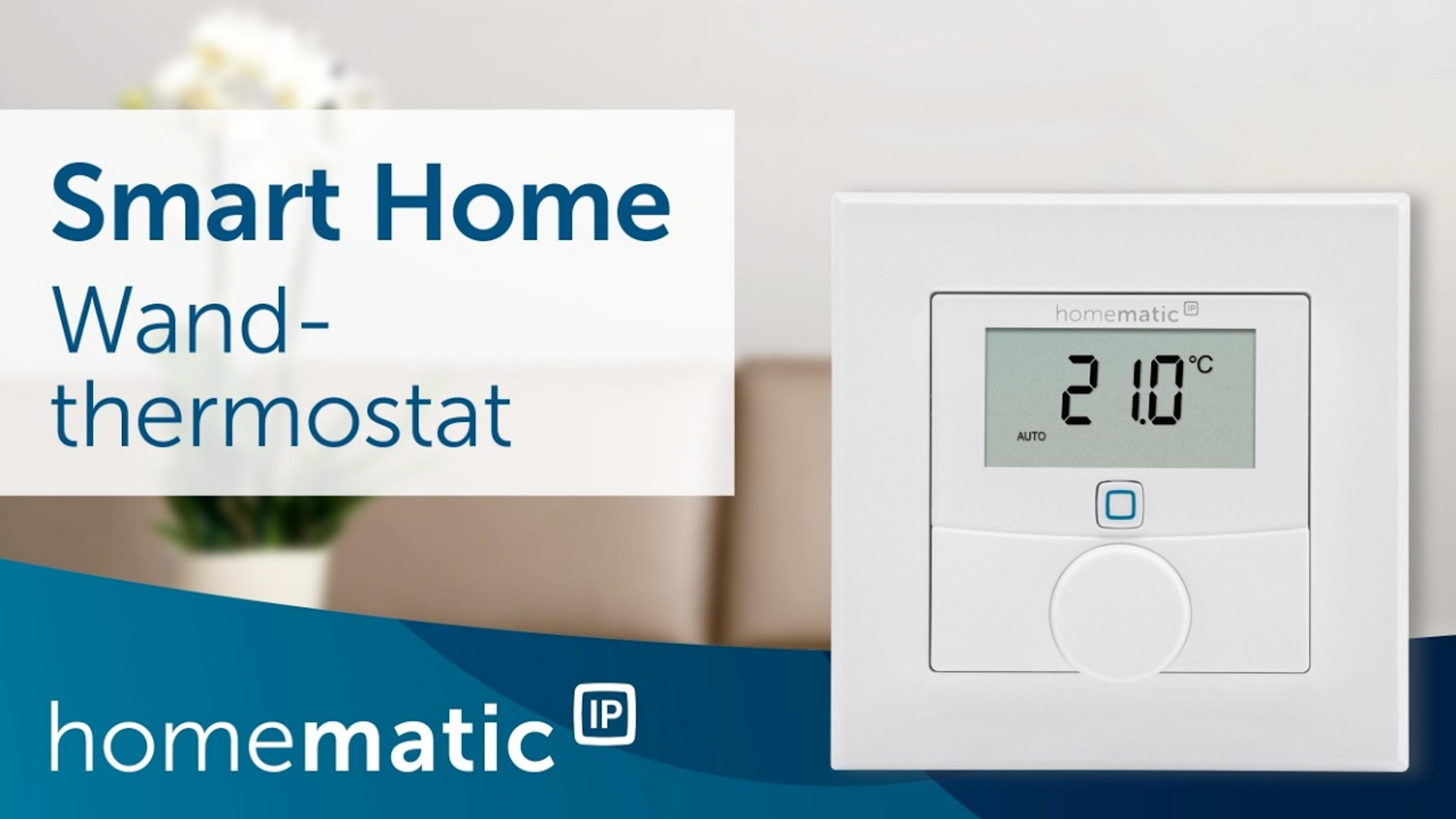 Ein weißer Homematic Wandthermostat zeigt 21 Grad Celsius an.